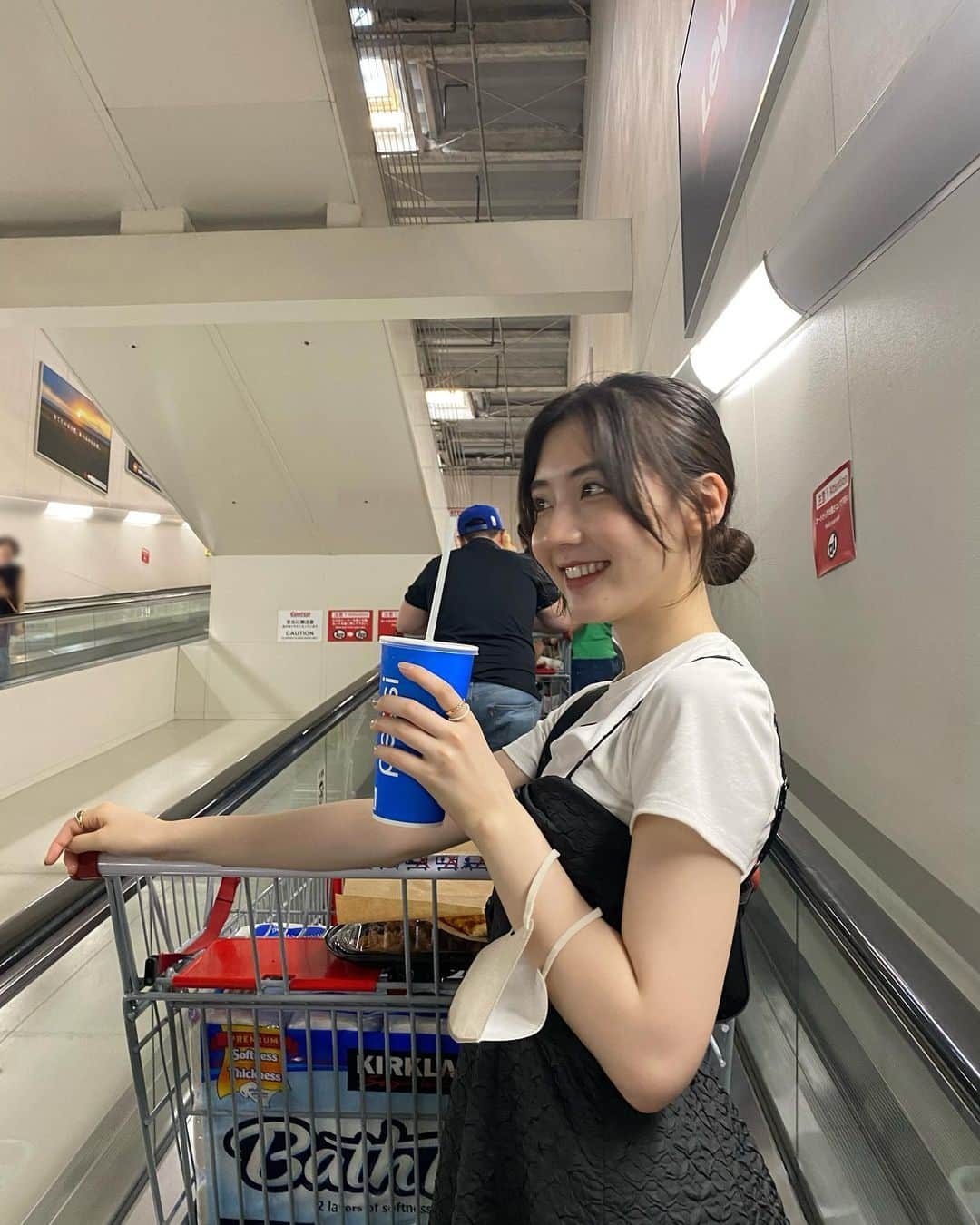 宮本和奏さんのインスタグラム写真 - (宮本和奏Instagram)「何年ぶりかのコストコ🥤  3連休みんなは何したのかな？？🫣 #宮本和奏」7月17日 21時02分 - lespros_wakana5