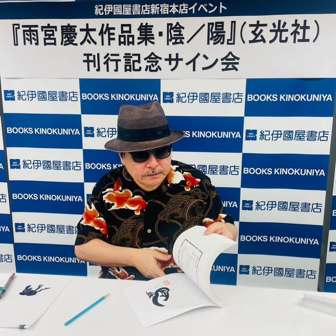 雨宮慶太のインスタグラム：「新宿紀伊國屋でのサイン会無事終了しました。来て頂いた方全てに感謝です。沢山の元気を頂きました。また差し入れもありがとうございます。次なるカタチに向けて頑張ります！　#雨宮慶太作品集」
