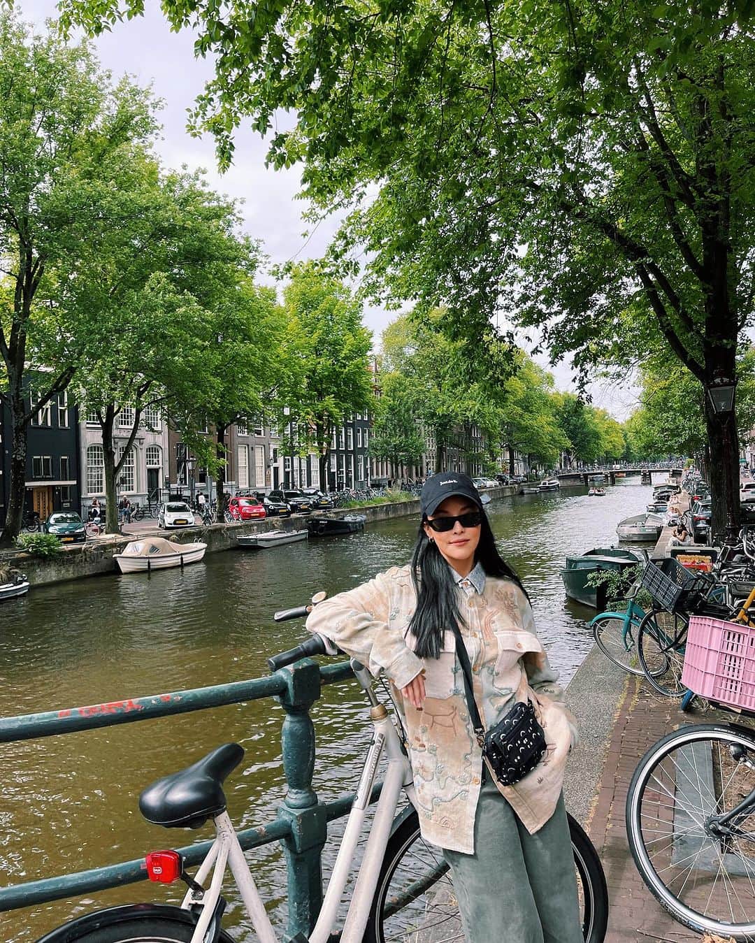Amata Chittaseneeのインスタグラム：「#pearypiearoundtheworld 🇳🇱 #amsterdam #netherlands」