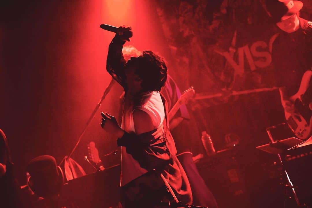 近藤晃央のインスタグラム：「#近藤晃央 LIVE TOUR 2023 #VISCOCITY 大阪公演 #梅田シャングリラ ありがとう！  今日もよく笑って、 今日しかない事があって、 エネルギー貰った。  大阪は11/4（土）に アコースティック定期ライブのSNUG.2でまた！  さぁ次はファイナル、 7/22（土）東京キネマ倶楽部！  photo by @hysmaco」