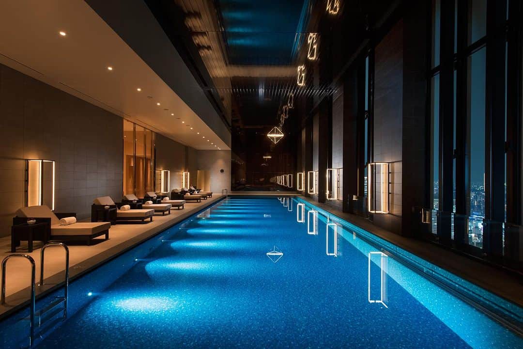 Conrad Osakaさんのインスタグラム写真 - (Conrad OsakaInstagram)「静けさの中に響く心地のいい水の音を聞きながら、ライトアップされる夜のプールを楽しんで。  Enjoy the illuminated pool at night while listening to the soothing sound of water echoing in this tranquil space ideal for your relaxation.  Share your own images with us by tagging @conradosaka ————————————————————— #コンラッド大阪 #大阪ホテル #関西ホテル #ホカンス #ホテルプール #conradosaka #conrad #nakanoshima #osakahotel  #ikyu_travel」7月17日 21時07分 - conradosaka