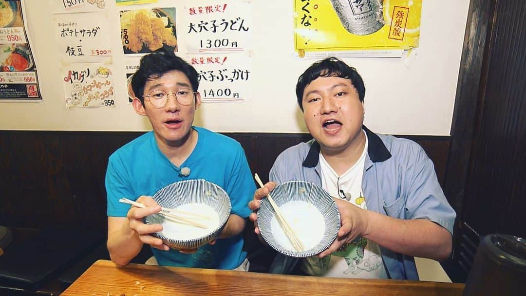 テレビ西日本「ももち浜ストア」さんのインスタグラム写真 - (テレビ西日本「ももち浜ストア」Instagram)「🍽📺 #今日のももち浜ストア 　 7/17(月)は、お昼の番組 「1時50分からはスローでイージーなルーティーンで」 略して"スロイジ"×ももち浜ストアのSPコラボ企画 🎉   スロイジ月曜MCで 実力派人気お笑いコンビ #ロングコートダディ の 堂前透さん[ @chun.dora1 ]と兎さん[ @lcd_usagi ]が "M-1グランプリ2021"の決勝で披露した 肉うどんネタにちなんで『肉🥩うどんMAP』に挑戦👀 　 📸 1枚目の写真は「ジャケ写」風なんだそうです！笑     🌟 #ももち浜ストアの福岡市エリアPICKUP 🥢 #ももち浜ストアのうどん特集 　   ✡ 釜喜利うどん (福岡市中央区大名) 📸Pic2-5枚目 Instagram≪ @kamakiriudon ≫ ◆1日を通してお客さんが絶えない人気うどん居酒屋 ◆福岡市営地下鉄 赤坂駅から徒歩5分   🥢 #牛すじうどん (卵入り) 990円(税込み) ☑️ 甘辛く煮たトロトロの牛すじがダシに染み込んだ逸品   🥢 #甲斐スペシャル 1100円(税込み) ☑️ すき焼き用の特上肉がのった 豪華な冷やしうどん ☑️ 常連客・甲斐さんの『豪華なうどんを食べたい』  というリクエストが誕生のきっかけなんだそう！ 　   　 ✡ うどん和助 (福岡市城南区鳥飼) 📸6-10枚目 Instagram≪ @wasuke_urauchi ≫ ◆本家｢うどんMAP｣でもお世話になっている豊前裏打会のお店 ◆七隈線 別府駅から徒歩3分   🥢 #肉うどん 730円(税込み) ☑️ あっさりしたダシとお肉がベストマッチの一杯 ☑️ 2種類の特注肉を使用 　 【トッピング】 #ごぼう天 200円(税込み)   　 制限時間のある中で 苦手だという 街頭インタビューもがんばってくれたお二人✨ ぜひまた「ももち浜ストア」に遊びに来てください♪    ※掲載の情報は全て放送時点での情報です。提供内容や金額が 変更となっている可能性がございますのでご了承ください。   ＝＝＝＝＝＝＝＝＝ [ももち浜ストア] ▪︎TNC テレビ西日本 ▪︎毎週月-金 9:50〜 『LIVE　福岡』を合言葉に、福岡の旬な出来事を #ももち浜 から さらに早く、より楽しく、わかりやすくお届けします！ ＝＝＝＝＝＝＝＝＝   #ももち浜ストア　#ロングコートダディ #ロコディ #スロイジ #ロングコートダディ堂前 #ロングコートダディ兎 #福岡肉うどん #福岡うどん #博多うどん #釜喜利うどん #うどん和助 #福岡市グルメ #福岡市ランチ #福岡市うどん」7月17日 21時07分 - momochihamastore8