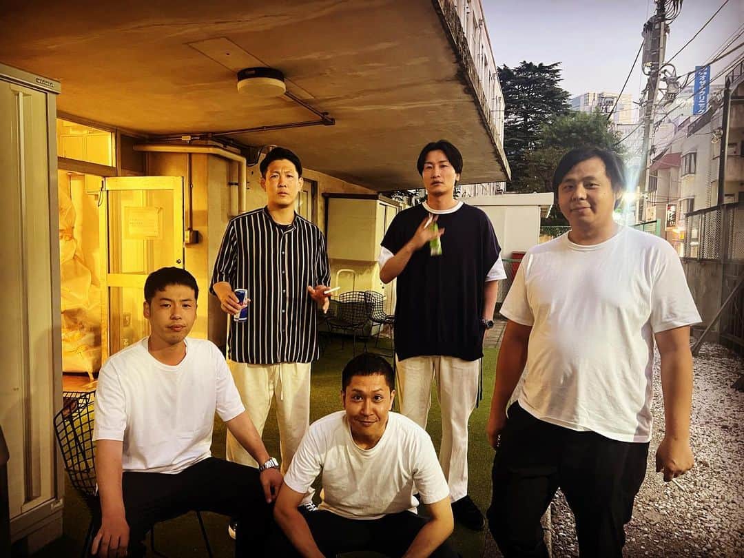 青山フォール勝ち ネルソンズのインスタグラム：「喫煙所会議。 チャリロトよしもとチーム山添。 東京よしもと14期軍団。  和田もいます。 後輩コットンも。」