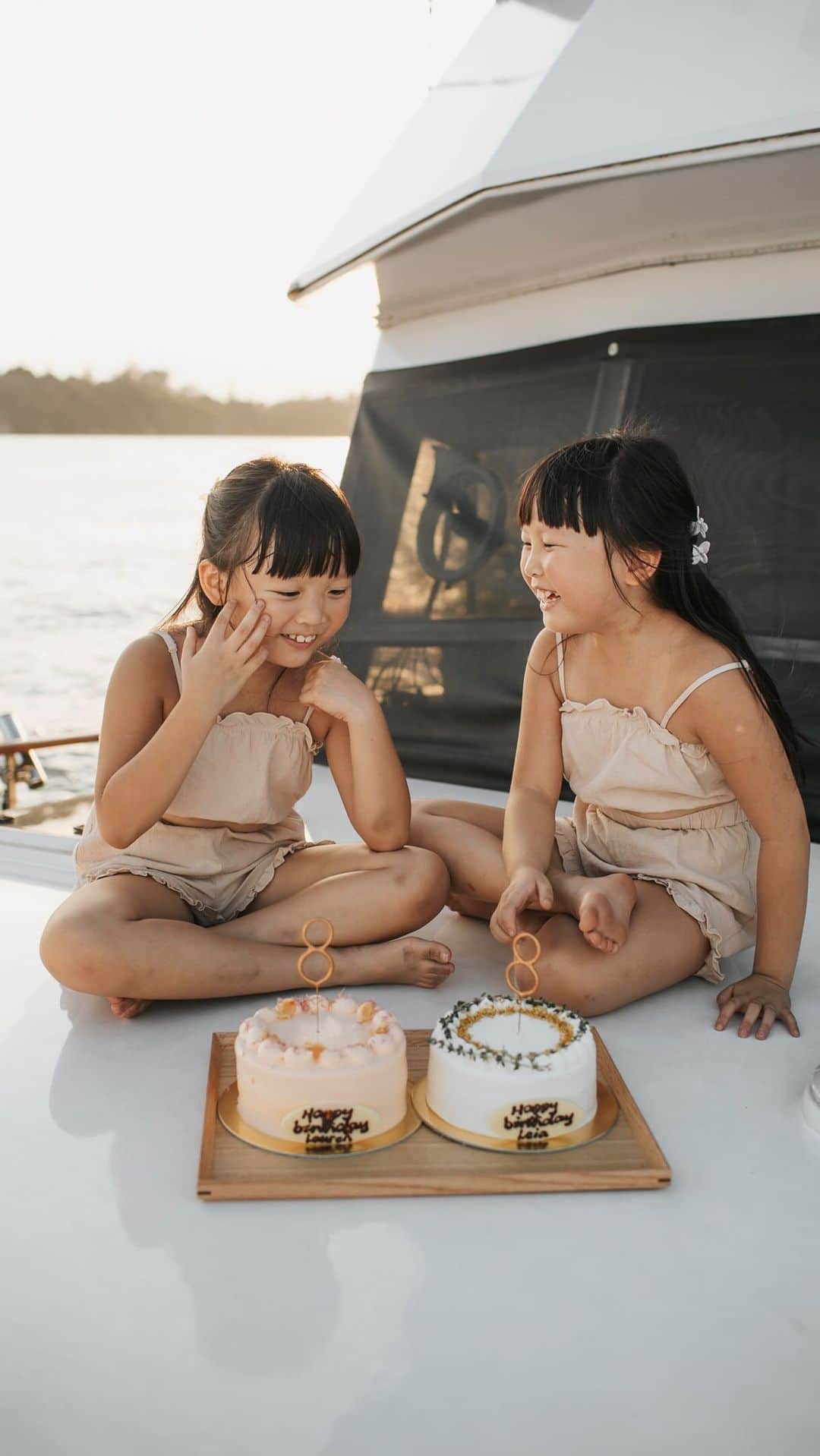 MOMOツインズのインスタグラム：「One day you’re 7, the next you’re 8. Growing so fast it’s almost difficult to keep up. Happy Birthday to our rays of sunshine, Leia & Lauren!  We spent their special day out at sea, they’ve been meaning to go on a fishing trip for a long while. So glad we made it happen (at the very last minute) and that we didn’t go home empty-handed. These are the smiles we live for ❤️」
