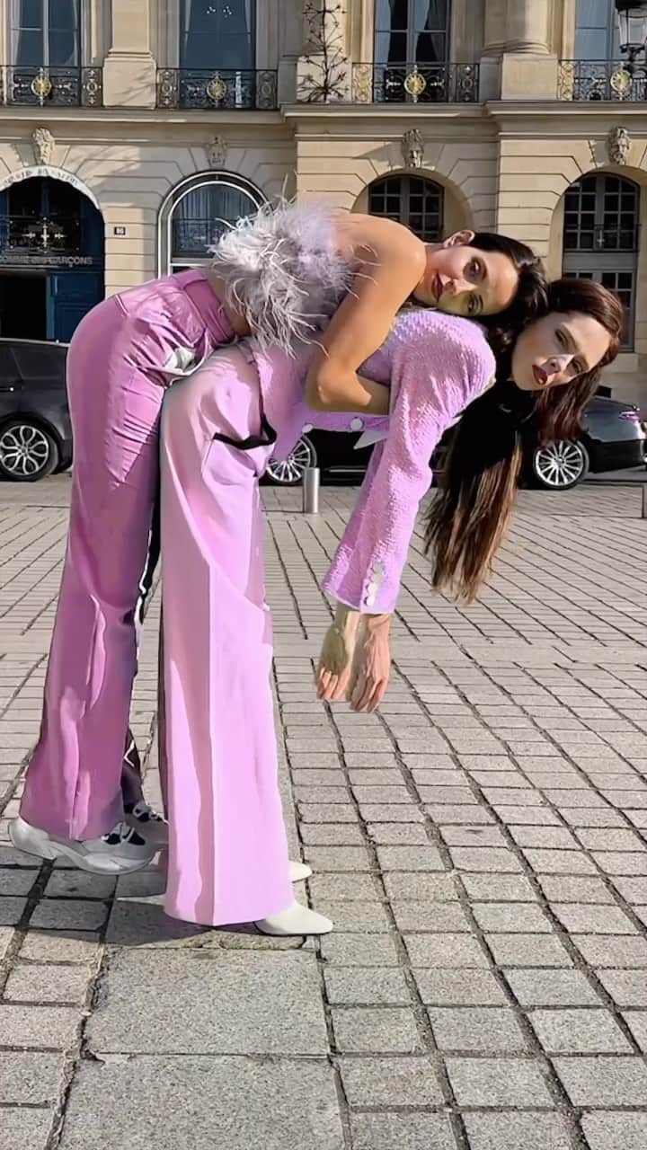 ココ・ロシャのインスタグラム：「Two Barbies ready for a pose-off🦩 who else can’t wait for the movie?? 😍💅🏽」