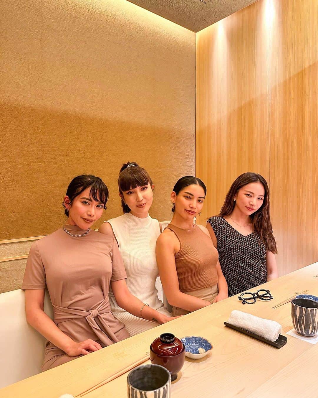 サマンサ麻里子のインスタグラム：「Late post, but omakase sushi dinner with the girls 🤍 何回「美味しい〜！」って言っただろう🥰 またお寿司行こうね🍣 #omakasesushi」