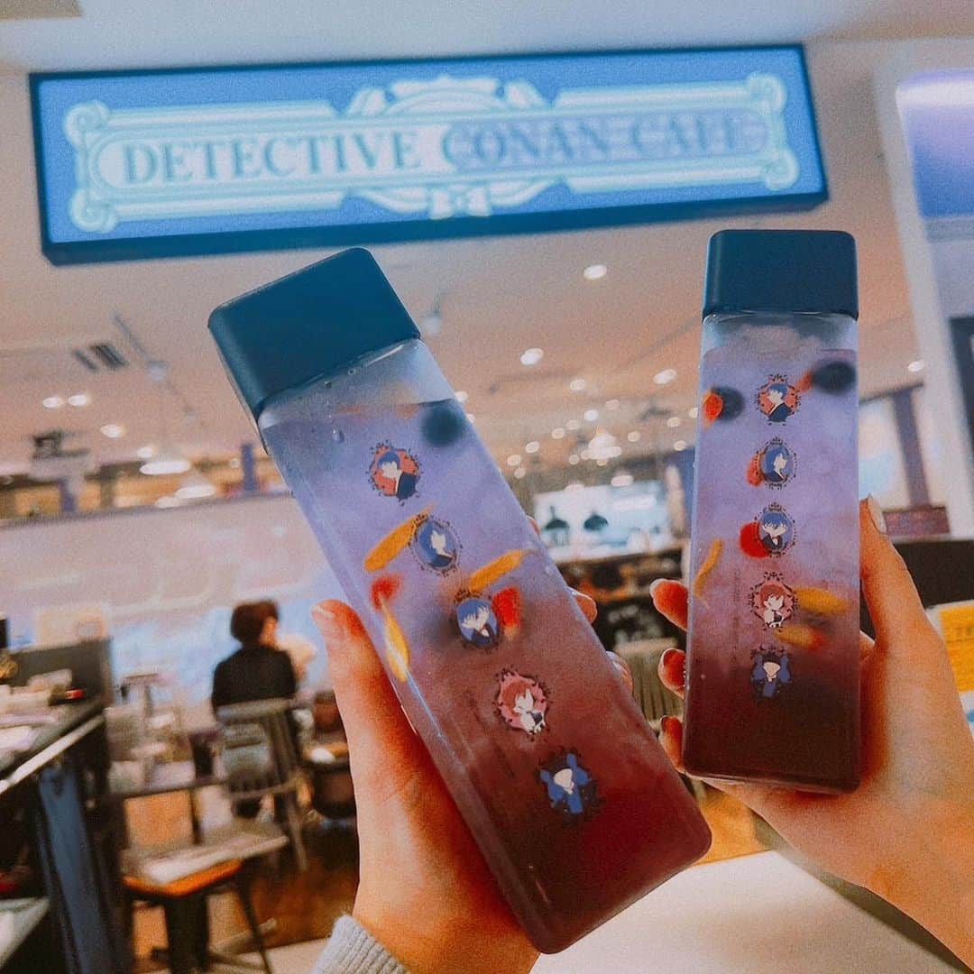 のインスタグラム：「××  コナンカフェ連日予約満枠で全然行けない😊‼️‼️  テイクアウトドリンクがめちゃくちゃ可愛くて嬉しい〜！ 味が最後までなんなのかわからなかったけどすごく美味しかったです🫶  剛昌先生直筆イラストのコナン君とあかあむ、これを拝むために来たので見れてよかったです。安室さんの顔が最高によいです。  × × ×  #コナンカフェ2023 #コナンカフェ #新宿」