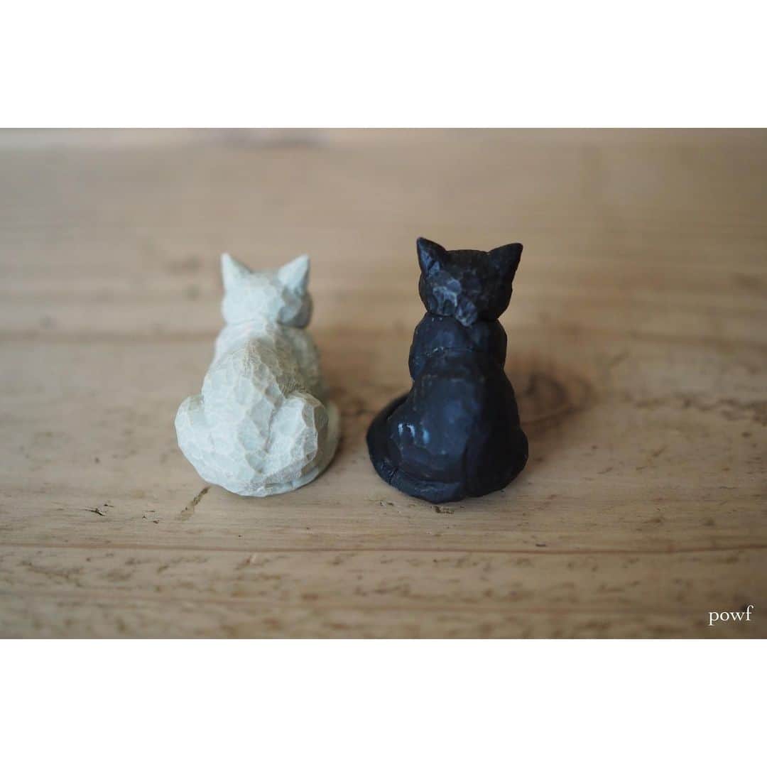 anemone_69さんのインスタグラム写真 - (anemone_69Instagram)「. . #はしもとみお さんの #猫の彫刻 #カプセルトイ . . 普段ガチャガチャをすることは そんなにないのだけれど、 夫と買い物中にふと見つけ、 言葉を交わすこともなく お互い財布の中の百円玉を 探し出すーーー . 7月7日に結婚28周年を迎えた 私たちです。 . . 底面見てクスッ。 後ろ姿も愛らしい❤︎ . . .」7月17日 21時10分 - powf