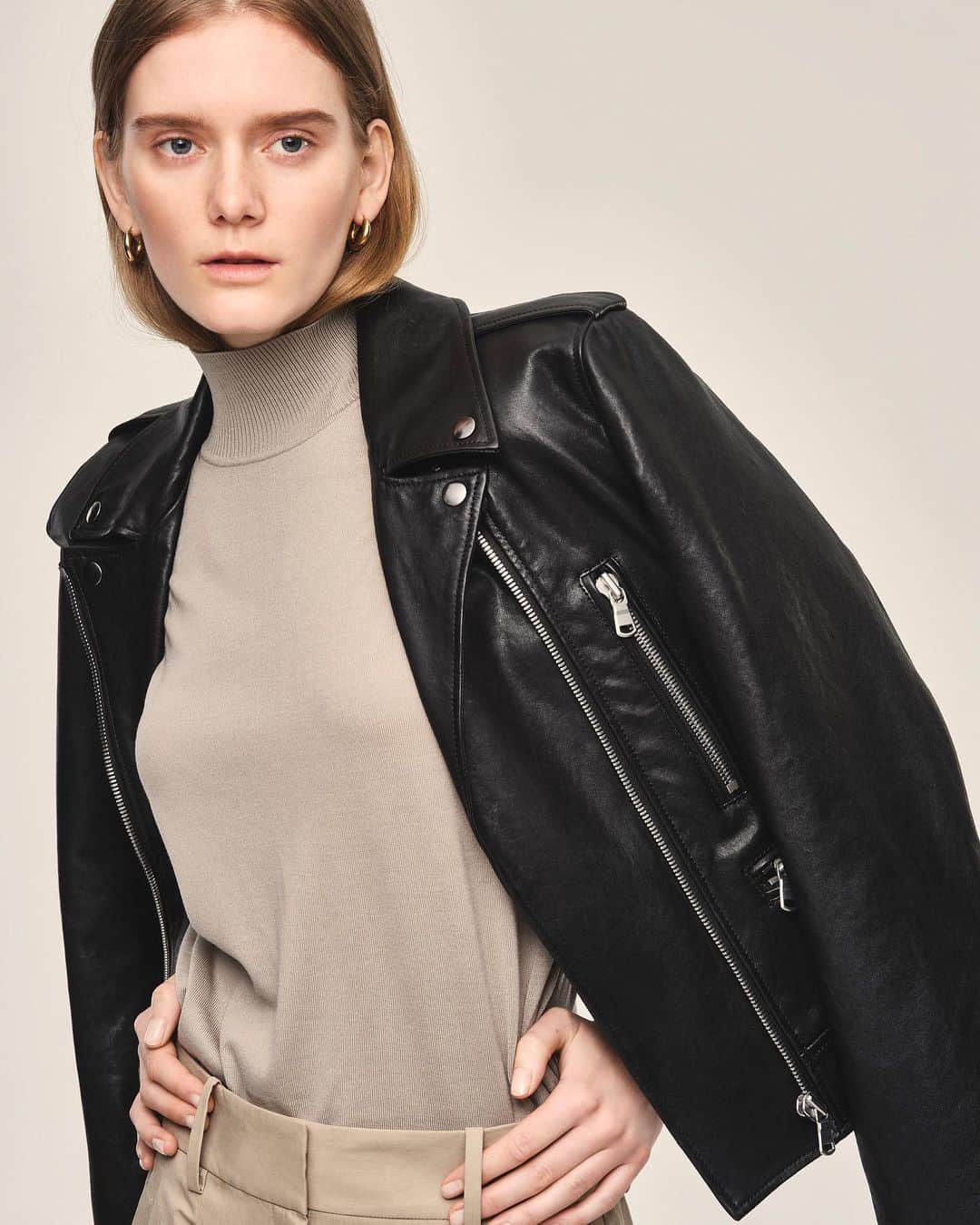 Theory luxe official account.のインスタグラム：「［LOOK BOOK FALL 2023］  JACKET：Harl Leather Sonny KNIT：Lawrence Ophelia PANTS：Sena Heather  #theoryluxe #セオリーリュクス #ライダース #ライダースジャケット#秋アウター #ワントーンコーデ #ワイドパンツ #コットンツイルパンツ #タックパンツ #パンツスタイル #ユーティリティー」