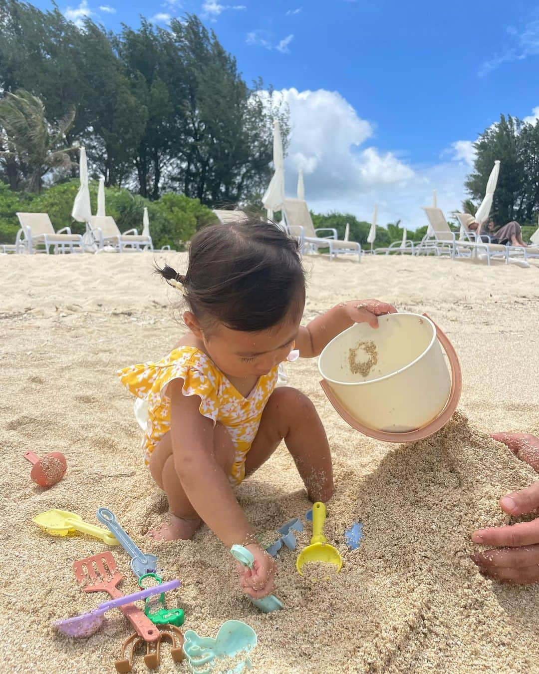 AYAさんのインスタグラム写真 - (AYAInstagram)「_ プライベートビーチ🏖️ 綺麗すぎて癒された〜〜🐠  詩珠は前日のプール撃沈で海も 見たら嫌がってたけど お砂遊びとか泥んこ遊びが 大好きやからずーっと砂で遊んでた☺️ たまに海にも近づいたりしてたし プールより意外とマシそうやった！ (海じゃなくても出来るけどw)  👧🏽は元々地黒がよけい真っ黒なったな〜 流行りのラテ肌ww(むしろコーヒー)  私は焼けたくて日焼け止め体塗らへんかったら まじで痒すぎて次の日から😇😇でしたw  風強すぎたから⛱️とかは閉じてたけど 普段は開いてるみたいです😌」7月17日 21時12分 - a.y.hana_12o6