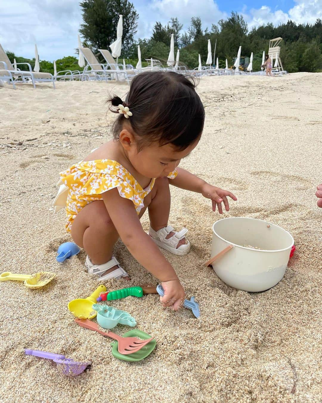 AYAさんのインスタグラム写真 - (AYAInstagram)「_ プライベートビーチ🏖️ 綺麗すぎて癒された〜〜🐠  詩珠は前日のプール撃沈で海も 見たら嫌がってたけど お砂遊びとか泥んこ遊びが 大好きやからずーっと砂で遊んでた☺️ たまに海にも近づいたりしてたし プールより意外とマシそうやった！ (海じゃなくても出来るけどw)  👧🏽は元々地黒がよけい真っ黒なったな〜 流行りのラテ肌ww(むしろコーヒー)  私は焼けたくて日焼け止め体塗らへんかったら まじで痒すぎて次の日から😇😇でしたw  風強すぎたから⛱️とかは閉じてたけど 普段は開いてるみたいです😌」7月17日 21時12分 - a.y.hana_12o6