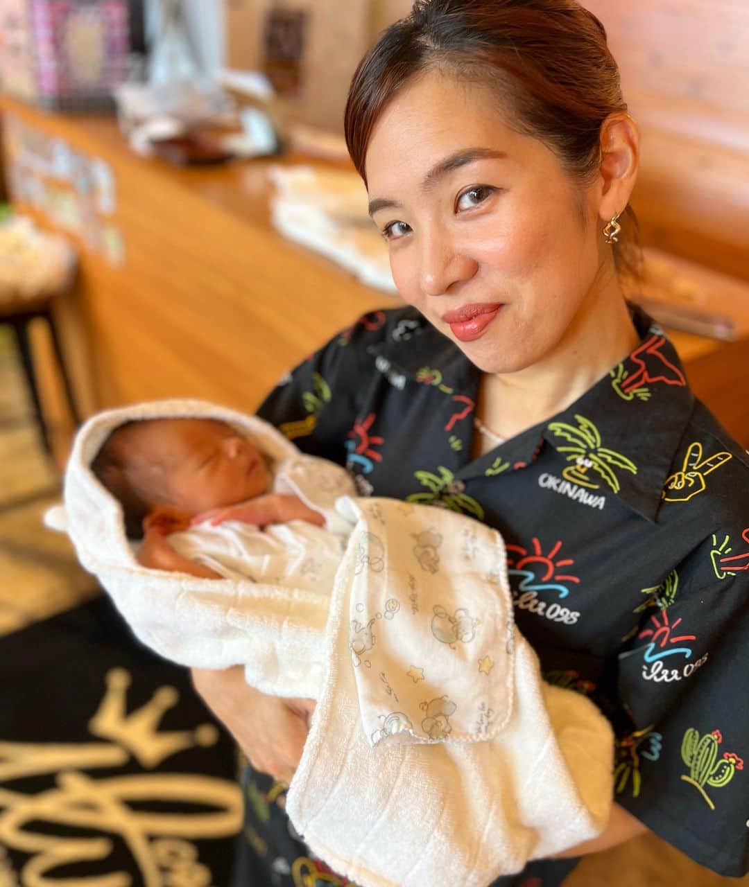 original brand 【ilu098】のインスタグラム：「HAPPY BIRTHDAY TO NANA 🎂 本日、7/17はアイルスタッフnanaのお誕生日✨ アイルファミリーとなり、 3度目となる彼女のnewdayは、 入社、育休、復帰と目まぐるしく変化してきました。  其々のステージで彼女らしく、 笑顔を絶やさず、どんなシチュエーションも楽しもうとする姿勢と、時には悩みながら壁を自分で乗り越えていく強さ。  近頃は、菜々ファンのお客様も更に増え、 頼もしい彼女の存在がアイルを益々艶やかに彩ってくれ、 私たちも日々感化されております！  今年も愛が溢れる一年にしよう！ おめでとう菜々！  そして、アイルベイビーと初対面も 沢山の愛で迎え入れてくれて、ありがとう😊 更にワクワクのアイルになりそうだ♫  Big Love 🌕 @lxxvii717   #ilu098 #アイル🐕💐 #誕生日おめでとう」