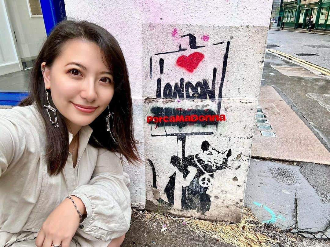 矢部あやのインスタグラム：「隠れミッキーには興味ないけど 行く先々のバンクシーには興味あるよ🇬🇧 ・ #banksy #banksyart」
