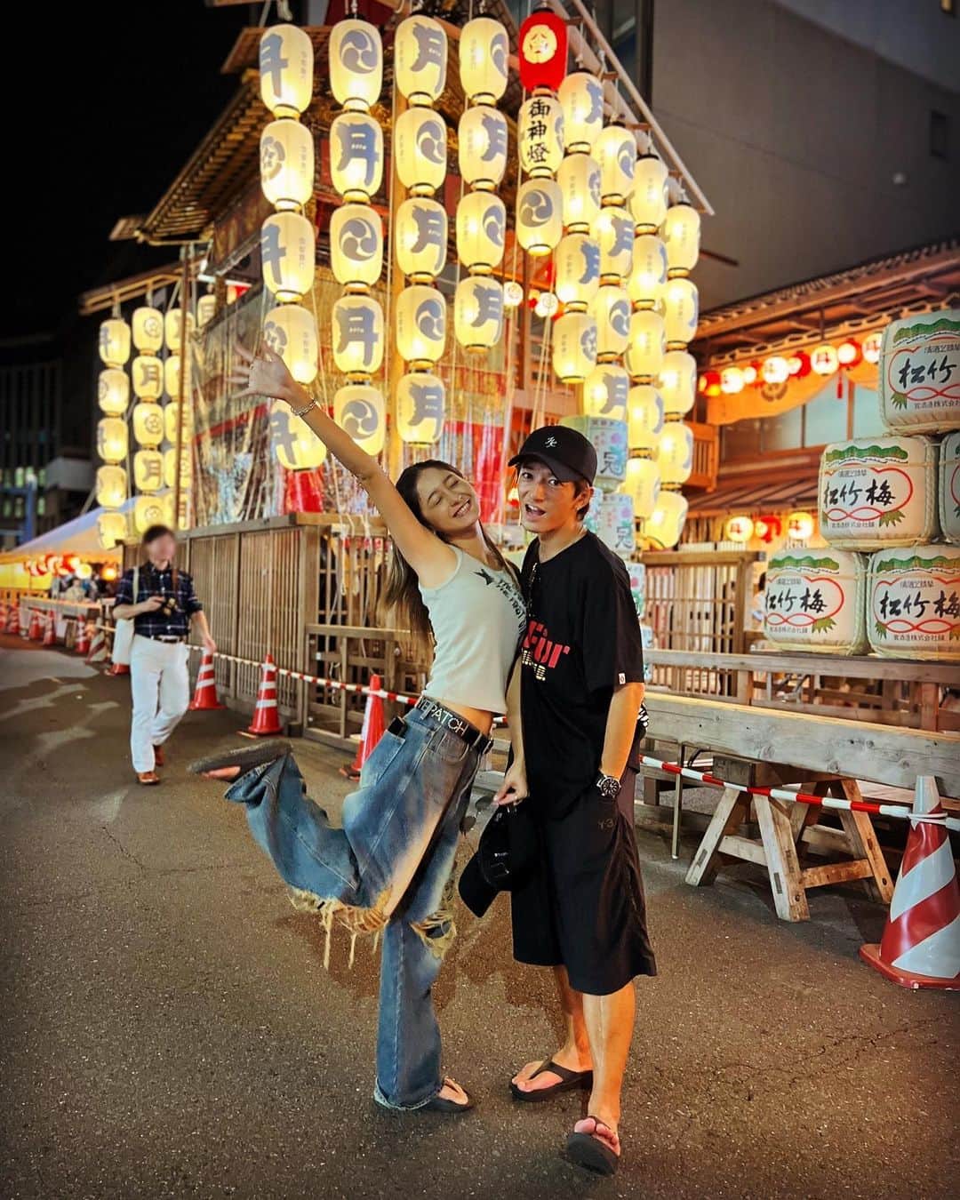 大倉士門のインスタグラム：「京都は祇園祭シーズン🏮☀️ 今年も2人で京都帰って、参戦😊🔥 ようやく夏が始まった！って感じで 最高に幸せな日でした〜！！🏃‍♂️ 京都に生まれてほんまによかった。」