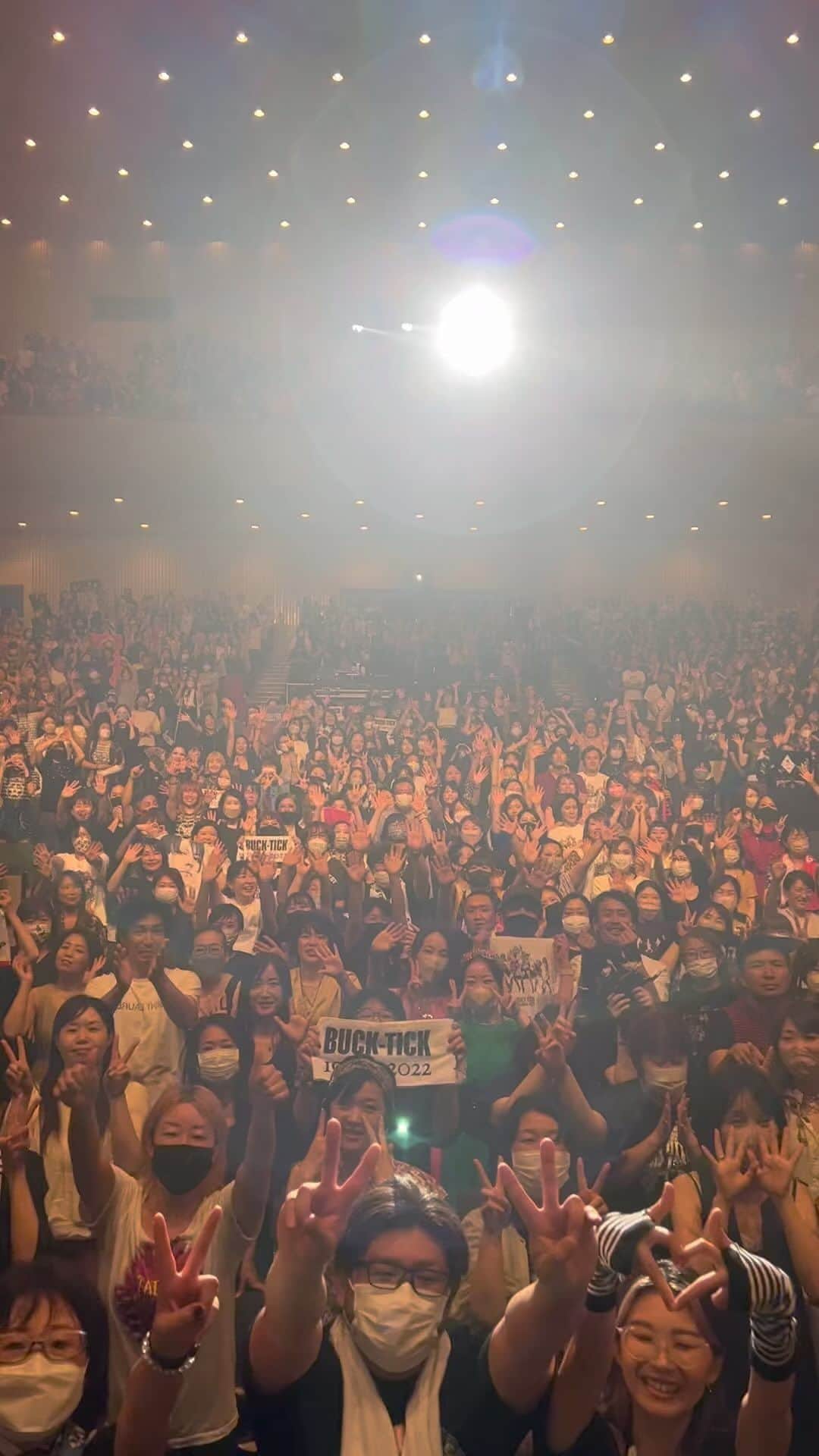 のインスタグラム：「#🎶 #🎸 #☀️ #🌙 #🪐 #💫    良いステージができました‼️ ありがと〜 またねー🎶  ✌🏻  BUCK-TICK TOUR 2023 異空 -IZORA-   7/17 Mon. 静岡  静岡市民文化会館 大ホール  #櫻井敦司 #ヤガミトール #樋口豊 #星野英彦 #今井寿 #imaihisashi #guitar #bucktick #bt #🌈🌈🌈 #異空  #izora」