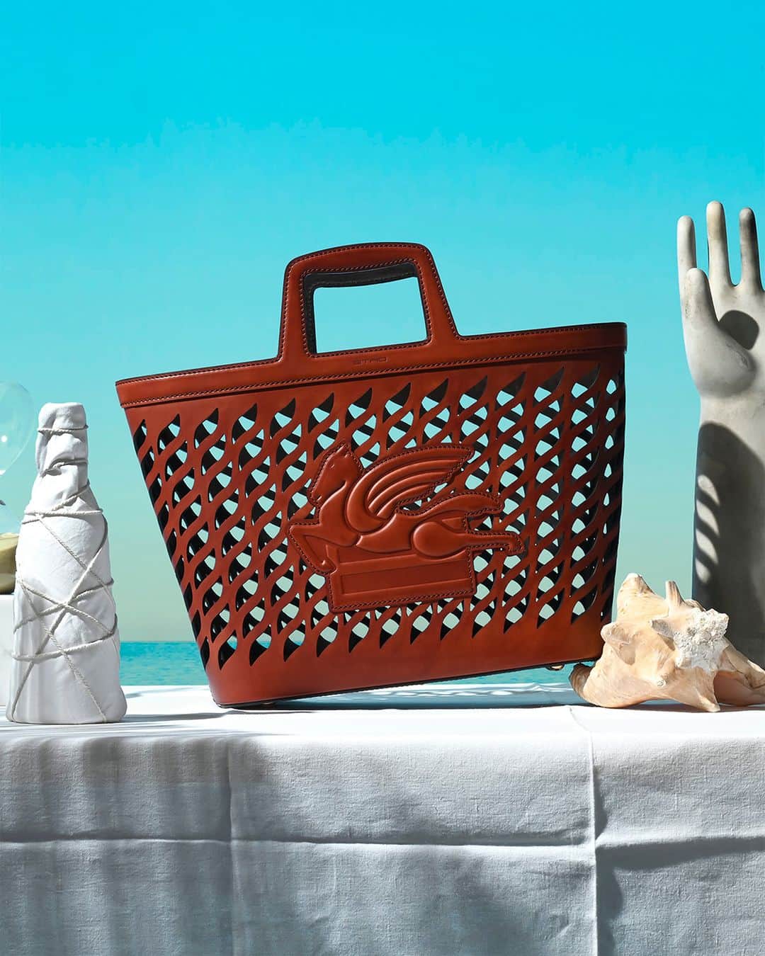 エトロさんのインスタグラム写真 - (エトロInstagram)「New horizons of art and craft. Discover the Coffa bag on Etro.com」7月17日 21時15分 - etro