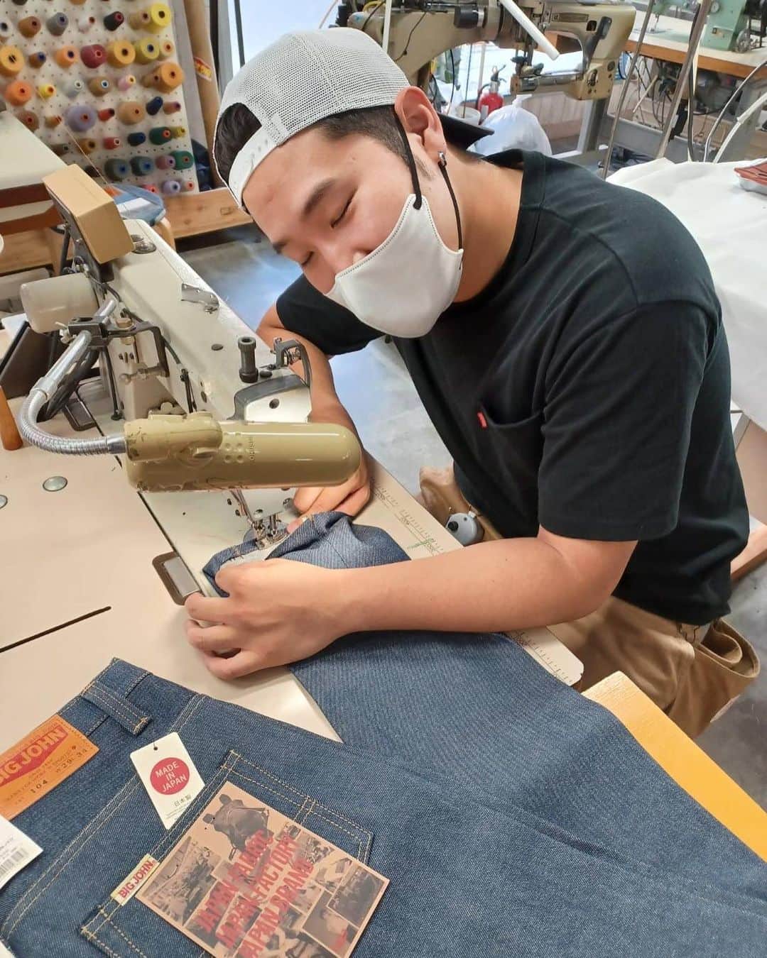 BIG JOHNさんのインスタグラム写真 - (BIG JOHNInstagram)「毎度です。 三連休！！本当に沢山のお客様がご来店され めちゃくちゃ盛り上がりました！ ありがとうございました！！👏👏👏 　 A Pioneer in Japanese Jeans   -BIG JOHN- From KOJIMA to the world.  ◽️TOYOTA @bigjohnshop  @bigjohnjeans  ◽️A pioneer in Japanese Jeans   -BIG JOHN-    from KOJIMA to the world ◽️   TOYOTA (staff)  #BIGJOHN #bigjohn #RARE#倉敷 #KOJIMA #JEANS #jeans #okayama #denim #TOYOTA #kojimajeans#okayamadenim#japanmade#madeinjapan#original #RAREJEANS  #育てる #ビッグジョン #児島　#ジーンズストリート  #岡山県　#365daysoffade #瀬戸大橋　#indigoinvitational 　#最高の色落ち　#坂本藍聖 #姫路　#レザー　#ベルト　#blessup 🙏」7月17日 21時18分 - bigjohnjeans