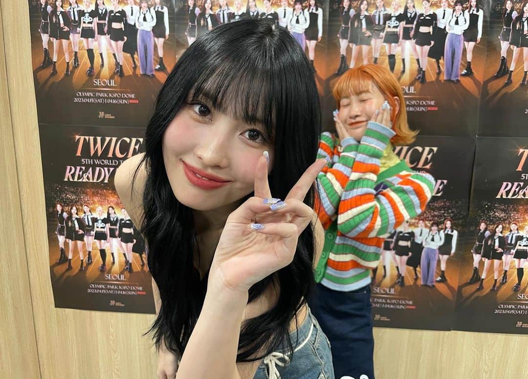 HANAのインスタグラム：「@momo 🍑♡  MISAMOのMOMO盤 Short Filmに少し登場させていただいてます🤭  きゃっ🩷  私も内容知らないから楽しみ〜🤗 って思ったけどおうちにDVD見る機械がないよ🤗  どうやって見るの?（笑）」