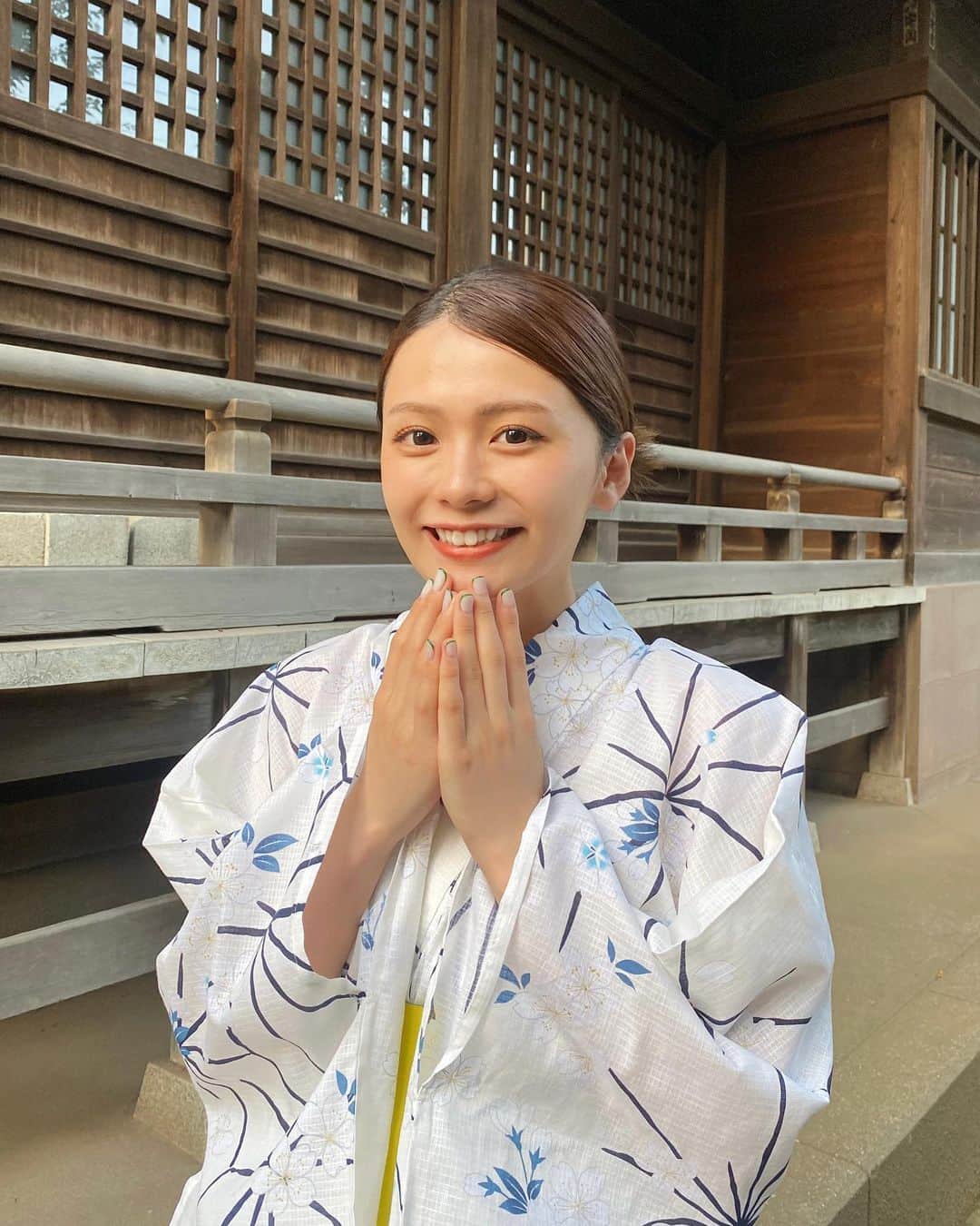 足立佳奈のインスタグラム：「初めて盆踊り。 何周もしちゃいました🕺  それから、浴衣も着ちゃいまして、 友達と楽しい夏の思い出を。」