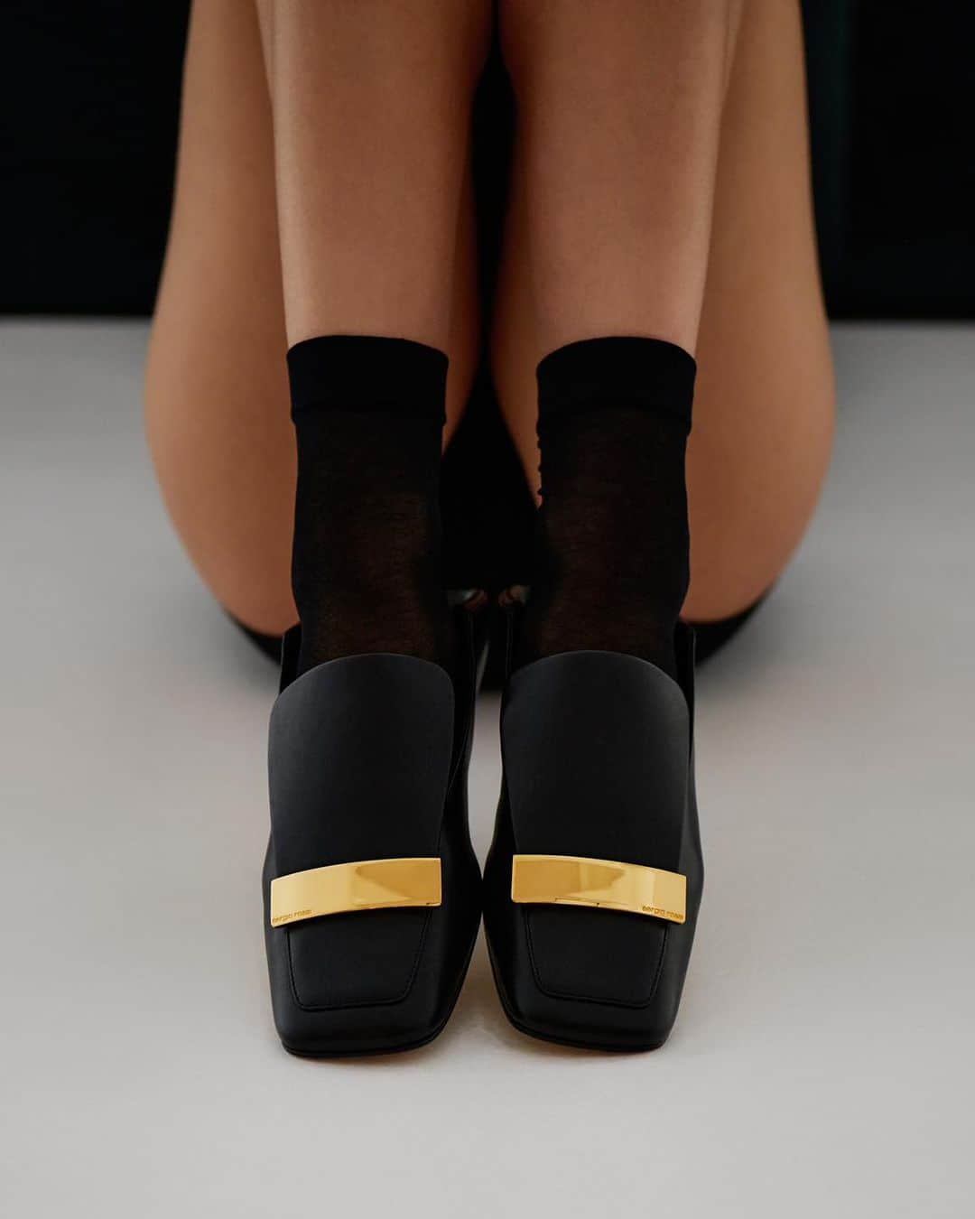 Sergio Rossiのインスタグラム：「Designed with a gold metal plate, the #sr1 slipper is a wardrobe staple. Available online and in store.   #SergioRossi」