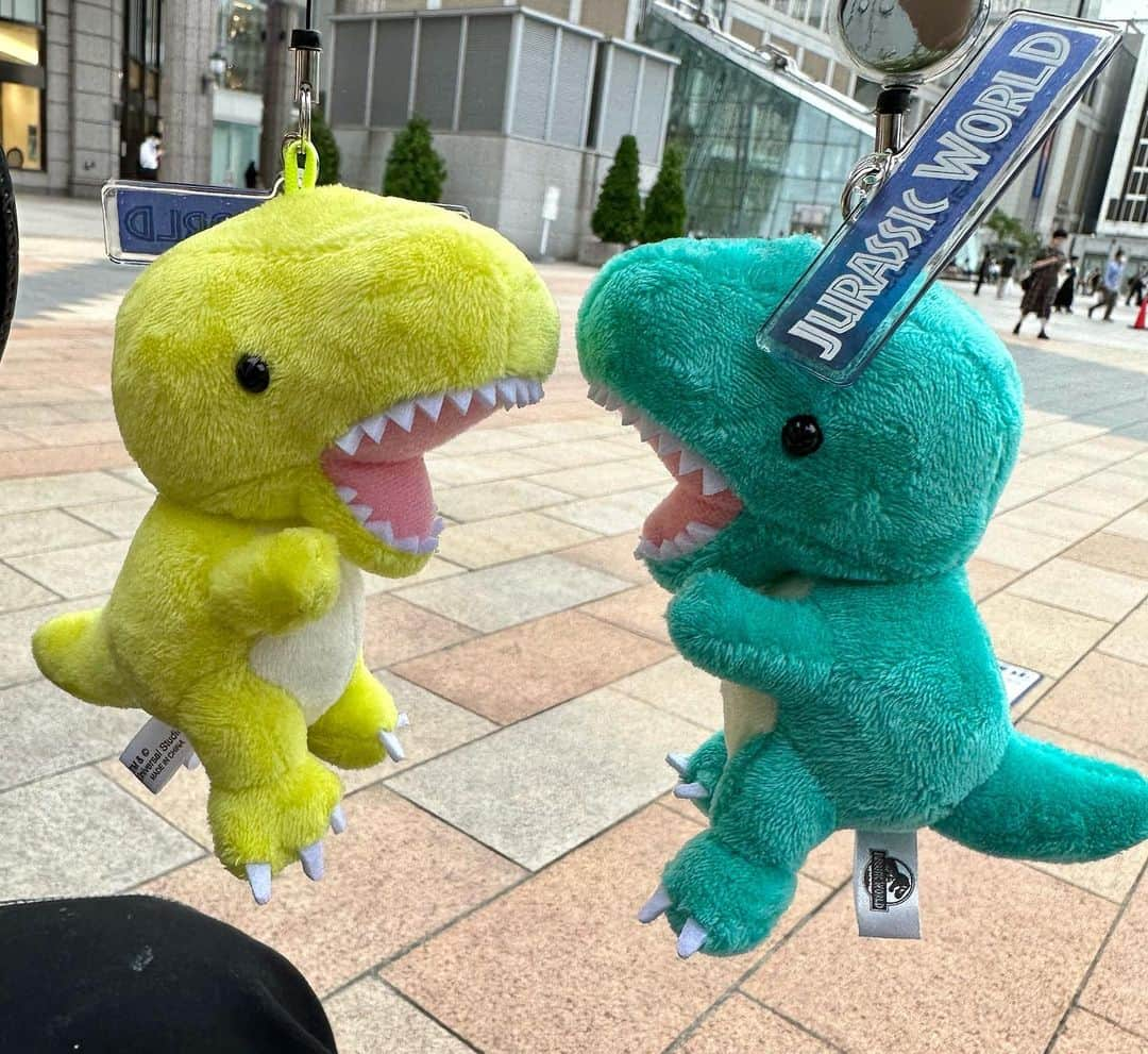 福永裕梨のインスタグラム：「🦖🦕🧡  ⠀ ふくながとただは、 おそろいのきょうりゅうを てにいれた！ きょうりゅうあいが またひとつみたされた！ ⠀  先日のユニバロケで番組へのお土産を探していたら こちらの恐竜のキーホルダーを発見😳 ふたつセットで売られていたのですが おそろいにする相手は この人しかいませんでした🤣❤️‍🔥  ⠀ #恐竜 #ジュラシックワールド #ジュラシックパーク #ユニバ #お土産 #ペアの商品増えてました！ #恐竜好きにはたまらんアイテム🦖 #仲良くなったきっかけは恐竜でした🦖🦕（笑） #ジュラシックワールド4Dを共に２回観た仲です🤝 #もう一回4Dで観たい🥹 #おそろっち #いい歳しておそろっち😀 #どっちの色もかわいくてきゅん #歯と爪の部分がちゃんと少し固めの素材でできてて #ディテールにも恐竜感あるところが #とっても好きです。☺️ #HTB #アナウンサー #福永裕梨」