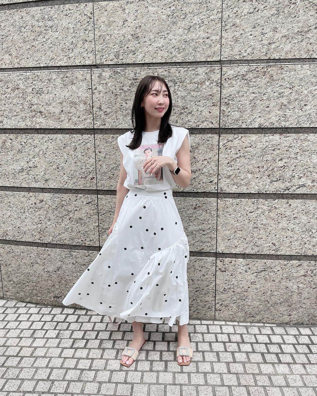 近野莉菜のインスタグラム：「@marieclairejapon と @celford_official のコラボレーション💗 私はプルオーバーにしました☺️✨  後ろがメッシュ素材になっているところも可愛い💕  この日は暑すぎて🥵←1日中こんな表情だったw  Tops,Skirt @celford_official  Sandal @zara   ゆっくり出来た3連休でした🌺 明日からまた頑張ろう🥹✨  #ちかりな私服」