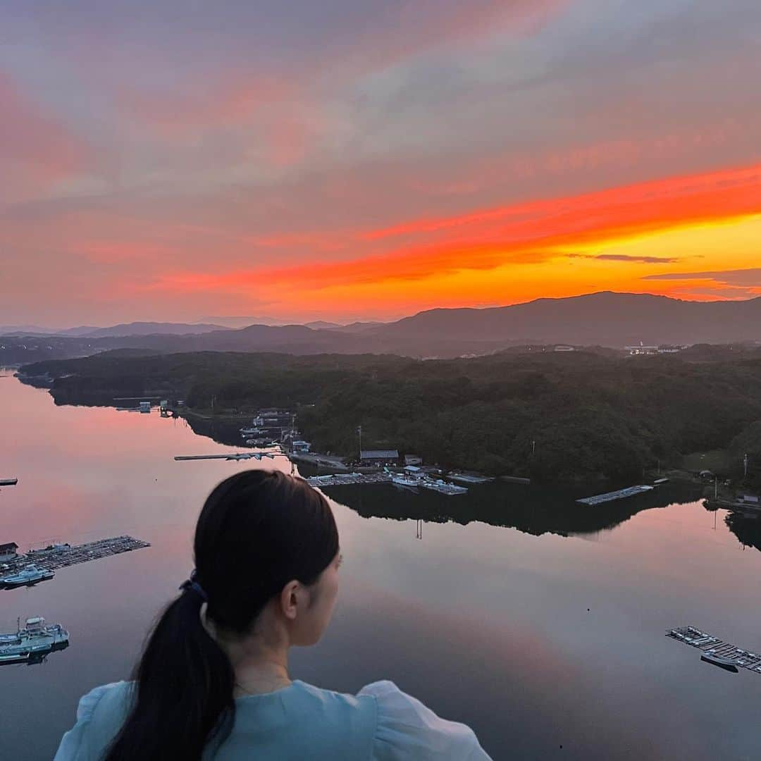 浜口順子さんのインスタグラム写真 - (浜口順子Instagram)「今日は　#海の日　 ということで… 先日の　おでかけ写真を。 目の前に#英虞湾　が 広がります✨ 夕陽がこれまた綺麗でしょ。 感動しました。 蟹がたっっっくさんいて、 蟹座の♋️私、大興奮w  三重県にはとっても綺麗な海がたくさんあります✨ 『よし、ちょっくらお出かけしよ🚗』って思い立ってすぐ綺麗な海を見に行ける、 泳ぎに行けるという幸せ✨ 三重県の魅力の一つだと思います💗 今年もたくさん、三重のいろんな海へお出かけしたいな。。。 皆様も是非、 ステキな三重の海へお越しください💗  #三重のええとこ見てほしい #はまじゅん三重移住生活  #三重 #みえ #mie #志摩市  #志摩 #賢島」7月17日 21時26分 - hamaguchijunko