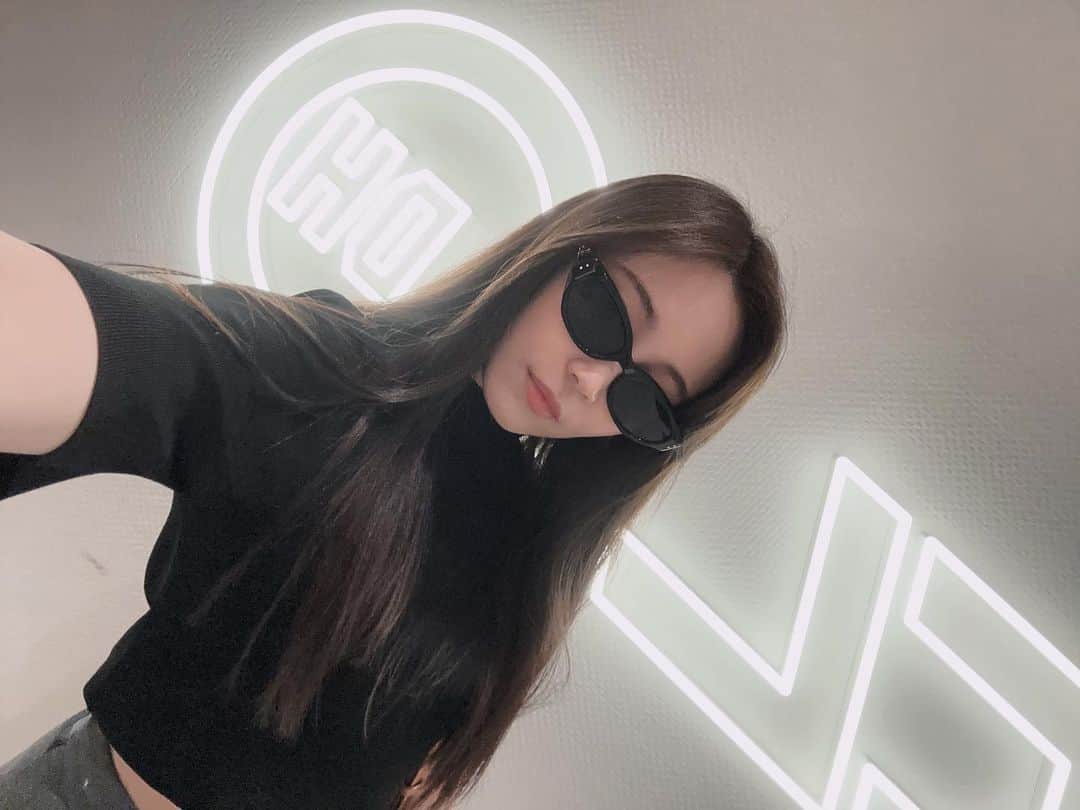 鷲尾伶菜のインスタグラム：「珍しく事務所で自撮りです。 インスタライブありがとうございました。  グッズの事でわからないことがあったら Twitterなどで、コメントください！」