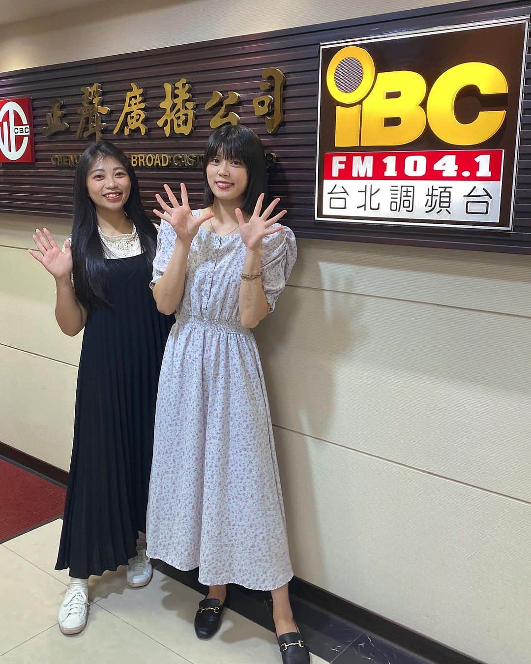 シュアン（施鈺萱）のインスタグラム：「📻🎵 【出演情報】 廣播節目出演！！ 明天！7/18(二)15:20 #生活大贏家 正聲台北調頻台FM104.1 當天晚上21:20有重播！  這次回台灣，上了我在 #正聲廣播電台 主持節目的大學同班同學-子榕的節目 #生活大贏家 我們都是世新廣電系廣播組的同學！  強者我同學也曾經入圍過廣播金鐘獎 很開心這次能有機會上她的節目，被她訪問我在日本偶像與YouTube的心路歷程🥰 還有我的新歌的大首播！ 歡迎大家收聽喔🥳🥳🥳  線上收聽（點右下角的FM104.1） https://www.csbc.com.tw/onair  ——————- 【出演情報】 台湾ラジオ番組出演📻  7/18(火)台湾時間15:20（再放送当日21:20） #生活大贏家 正聲台北調頻台FM104.1  今回台湾に帰った時に、 大学の同級生のラジオ番組に出演しました！ 世新大学放送学科ラジオ組の私達！ 懐かしいー！ 大学の話、アイドルの話、YouTubeの話などいっぱい話しましたー！  同級生-ツーロンちゃんが台湾のラジオエミー賞にノミネートされた事もあって、すごい同級生の番組に出演できて嬉しい！！  中国語だけど、 中国語わかる方、是非聞いてくださいね！ 新しい曲！初めて放送します！ 是非ー！！！  オンラインで聞く👇🏼（右下のFM104.1を押してね！） https://www.csbc.com.tw/onair  #台湾 #廣播節目 #子榕 #正聲廣播 #世新大學 #施鈺萱 #ラジオ番組」