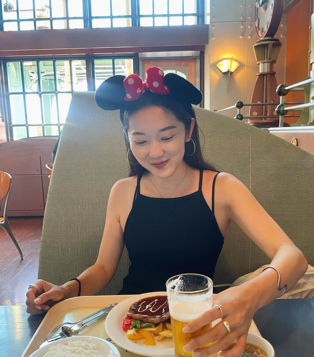 mina hinokuchiのインスタグラム：「. 少し前妹と久々のディズニーへ  観たかった夜のパレードとソワリンが素敵だった〜！  天気もいい分すごく暑くて 当選した3列目のジャンボリミッキーは灼熱🔥 ランチとビールで休憩しました笑  この日の羽織は @chico__official___ のメッシュパーカーを。 ディズニーでもChico着てくだしってる方が沢山いて とってもほっこり嬉しい気持ちになりました🫶🏻  そんな妹もこの日は全身Chicoコーデでした笑  . #Chico #チコ #salonbychico  #東京ディズニーリゾート #東京ディズニーシー #tokyodisneysea #ダッフィー #ディズニーコーデ #ミッキーの動きがチャラめ笑」