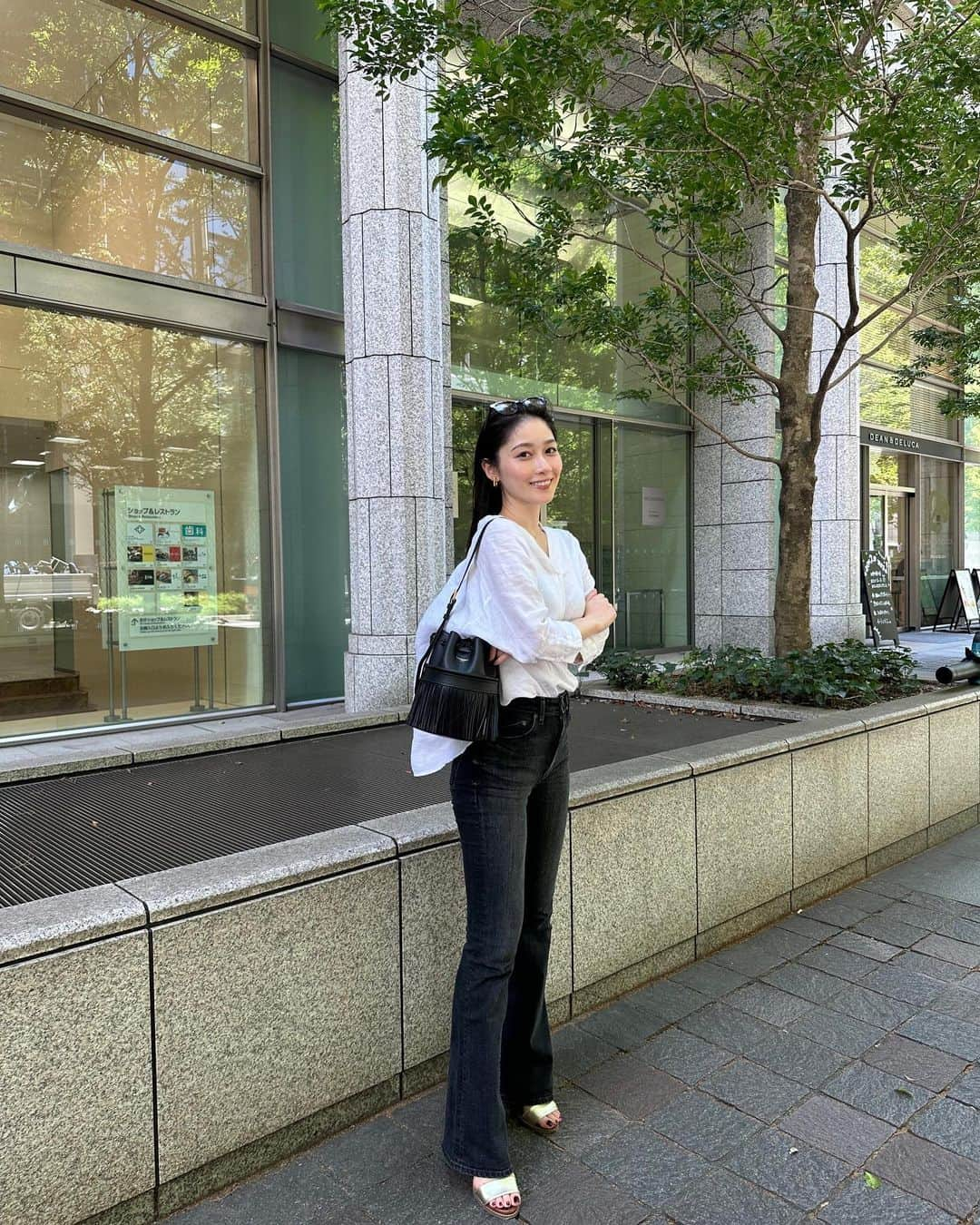 熊谷江里子のインスタグラム：「最近買ってよかったアイテムたち◎  bag @jandmdavidson  小さく見えて意外と荷物たくさん入る優れもの。 繊細なフリンジが歩くたびに動いて可愛い〜♡  denim @yanuk_official  柔らかくて履きやすい、特に美脚効果がすごすぎるデニム。  accessory @lohmejewelry  こういう形持ってなかったから展示会でオーダーしたイヤリング シンプルなコーデに映える！  #jandmdavidson#ジェイアンドエムデヴィッドソン #カジュアルコーデ #キレイめカジュアル #デニムコーデ#ヤヌーク #ヤヌークデニム #フレアデニム #ローム」