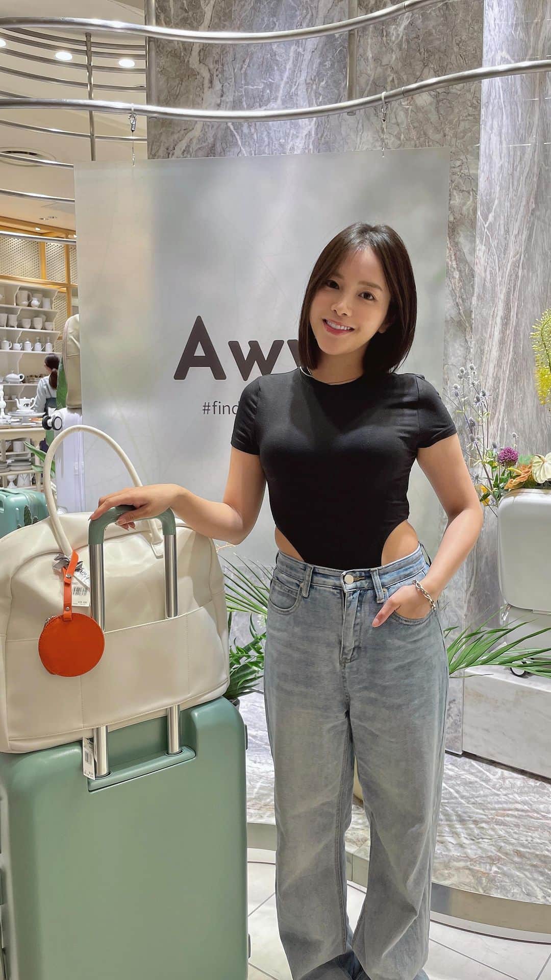 Lilmeのインスタグラム：「新宿伊勢丹で行われている @awwtravel_official のPOPUPストアに ご招待頂いたので早速行ってきました👜  大人気の立てたまま荷物の出し入れができる フロントオープンタイプのスーツケースや、 サステナブルレザーを使ったアイテムなど 実物を見れてとても良かったです！  私は2泊３日分の荷物を入れられる フロントオープンタイプの キャリーバックをGETしました！  旅行先でパソコンなど必要なものが すぐ取り出せるのはとても便利ですよね📝  気になる方は是非チェックしてみてください！  #旅行 #キャリーケース#여행#일본여행#旅行好きな人と繋がりたい」