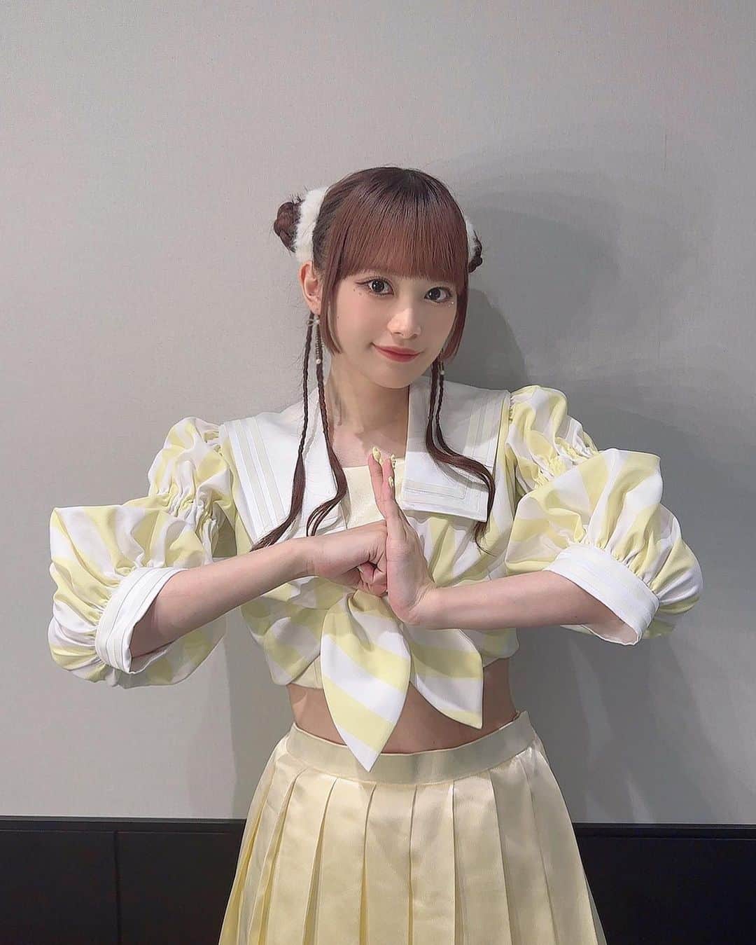 里吉うたののインスタグラム：「. ♥  🪄夏ツアー初日！ 🪄SPARK 2023 in YAMANAKAKO！ 🪄IDOL SQUARE Summer Festival 2023！ 3日間楽しかった〜！謝謝🤜🫷  今日はちゃいなおだんごにしたよ💛👶 どう〜？  #beyooooonds #ハロプロ  #里吉うたの #うーたん  #うーすたぐらむ  #アイドル #衣装 #ヘアアレンジ #おだんごヘア #チャイナ  #再见  ♥」