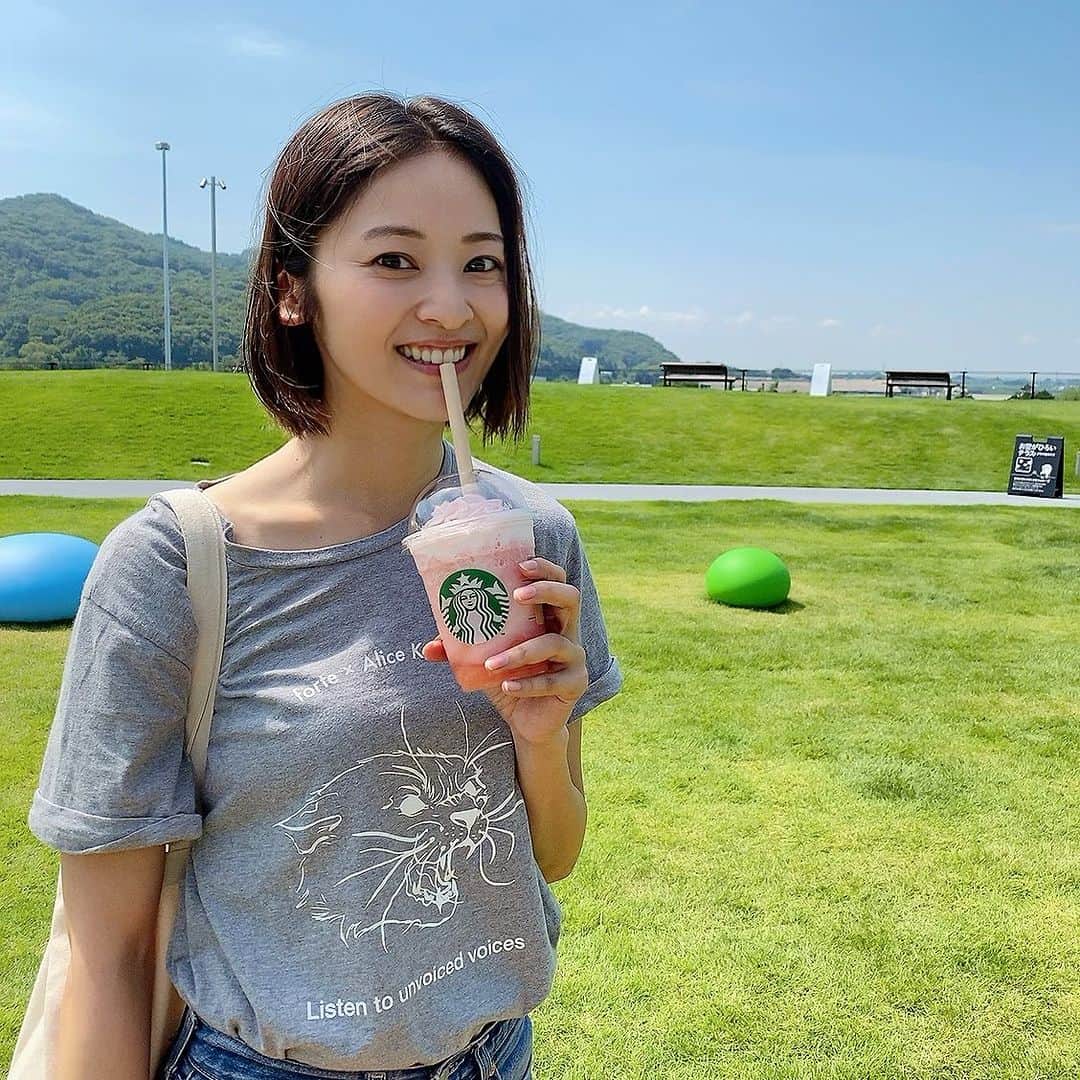 佃井皆美のインスタグラム：「桃🍑は見過ごせないのです😏  #スターバックス  #ピーチフラペチーノ 🍑 #桃」
