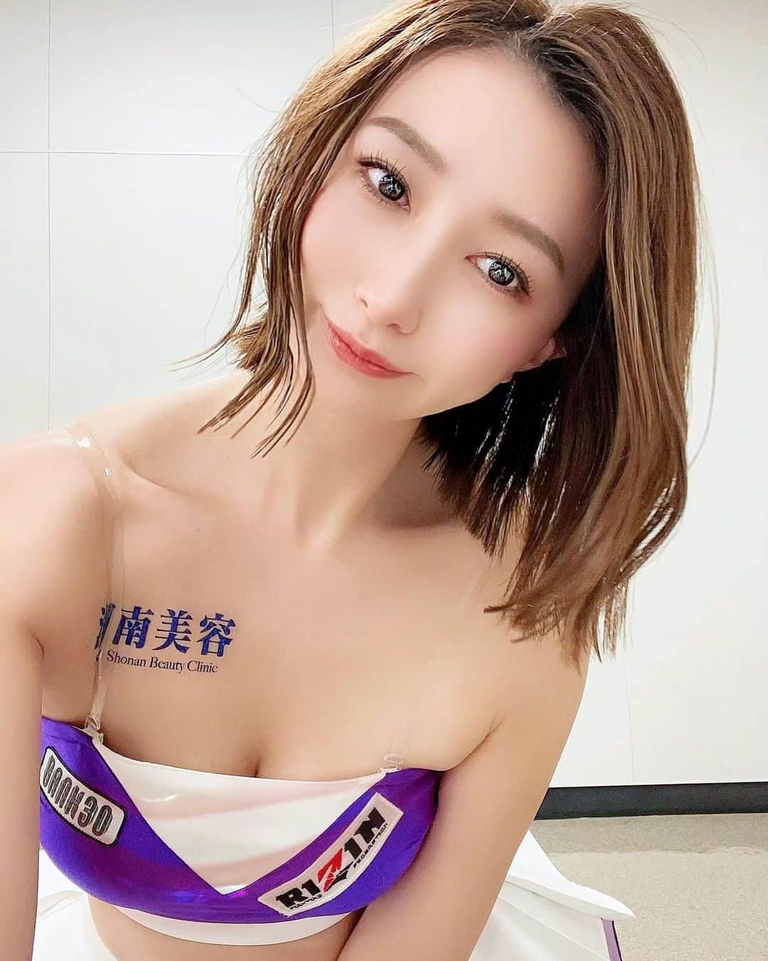 青木まりなのインスタグラム：「💜💜💜  2023年7月30日に行われる 『超RIZIN.2』の大会が "RIZINガール2022"としての 最後の大会となります😢  昨年のオーディションで皆さまの応援のおかげで、 RIZINガール2022になることができて 1年間RIZINガールとして活動してこれました！  芸能活動からは長らく離れてた私ですが… RIZINきっかけに グラビアのお仕事なども再開させていただき、 写真集も出させていただいたりと… とても嬉しく思います🥹💜  RIZINがなければ芸能活動は再開してなかったと思います。 それくらい、私の重たい腰を一瞬で動かしてくれた RIZINの魅力は計り知れないです。  知れば知るほど格闘技に、RIZINに、 沼っている自分がいます🥹🔥🔥🔥  RIZINの大会をつくるために たくさんのスタッフさんが動いていて たくさんの支えてくれているスポンサーの方々がいて 日々努力されている選手の方々がいて…  そんなプロフェッショナル集団の皆さまと 一緒にお仕事させて頂ける事が本当に幸せで、 楽しい1年間でした！  まだ残りの任期、 全力で頑張りたいと思います😆🔥🔥🔥  最後まで、RIZINガール2022としての 私の応援もよろしくお願いします💜💜💜  WE ARE RIZIN ‼︎‼︎‼︎‼︎‼︎‼︎  　 　 　 　  　  　 　 　 　 　 　 　 　  . . .       #RIZIN #RIZINガール #RIZINガール2022 #ラウンドガール #ringgirl #キックボクシング #kickboxing #キックボクシング女子 #筋トレ女子 #筋トレ #トレーニング #ダイエット #training #diet #グラビア #グラビアアイドル #グラドル #ビジョビ #bijobi #gravure #guravureidol #偶像 #性感 #清秀 #性感」