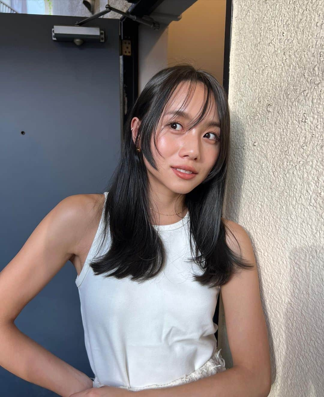 伊原葵さんのインスタグラム写真 - (伊原葵Instagram)「New hair🤍🤍  本格的にオリーブ復活🫒 撮影で赤み系はおやすみ！  でも、やっぱりオリーブ落ち着くなぁ〜  今回は韓国の撮影のために染めたから 最初は濃いめにオリーブ入れてもらったよ♡  赤みさよなら👋🏻  艶も生き返り、顔まわりのレイヤーもいい感じ✨  やっと会えたトト🐶 可愛すぎて〜きゅん。 今度はシェリーと遊んでね♡  みなみさん、いつもありがとー🎀  #newhaircolor #hair」7月17日 21時56分 - aoi186