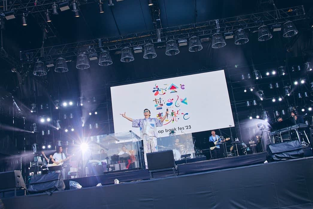 KREVAさんのインスタグラム写真 - (KREVAInstagram)「つま恋で開催されたap bank fes 2023に出演させて頂きました。昨日に続く猛暑、ひっさびさに数万人の観衆の前に立つなどなど圧倒されそうになる瞬間もありましたが、そんな中でも俺のタオルやグッズを持って応援してくれた皆の姿が目に入り感動しました。今日に限らず、フェスやイベント会場まで応援しに来てくれる皆さんには感謝しかないです。本当にありがとう。行ってよかった〜と思ってもらえていたら嬉しいです。  終演後、出演者用のフードエリア兼待機場所にいた時にドラムのカースケさんが近づいてきてグータッチをした後  「今日も俺たちは最高だったな」  と言ってくれて、全て報われたような気がしました。  すぐに会場を出なければいけなかったので最後まで居ることはできませんでしたが、また声かけてもらえるように頑張ろうと思いました。  #kreva #apbankfes #bankband #つま恋」7月17日 21時49分 - kreva_drk_dj908