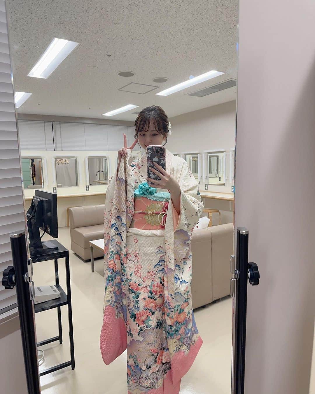 西田ひらりのインスタグラム：「本日、『民謡民舞今フェス2023』司会を務めさせていただきました✨ ご来場くださった皆様、出演者の皆様ありがとうございました！！  民謡アンバサダーとして、初の大仕事でした。民謡に携わるお仕事ができたこと、そして貴重な経験をさせていただけたこと本当に嬉しく思います。  今日の衣装は、私の師匠小山みつな先生(@mitsuna_oyama )にいただた振袖なのです、、、💗 とってもお気に入りです☺️」