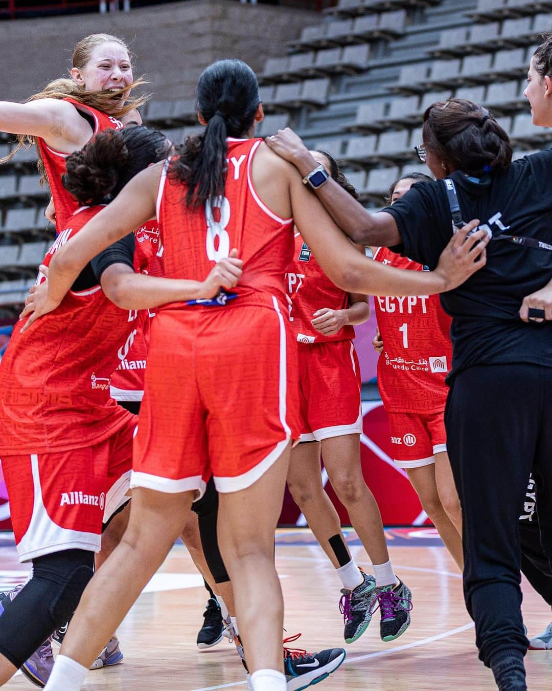 FIBAさんのインスタグラム写真 - (FIBAInstagram)「One of the greatest comebacks ever 🔥🤯  #FIBAU19 x @NextGenHoops」7月17日 21時52分 - fiba