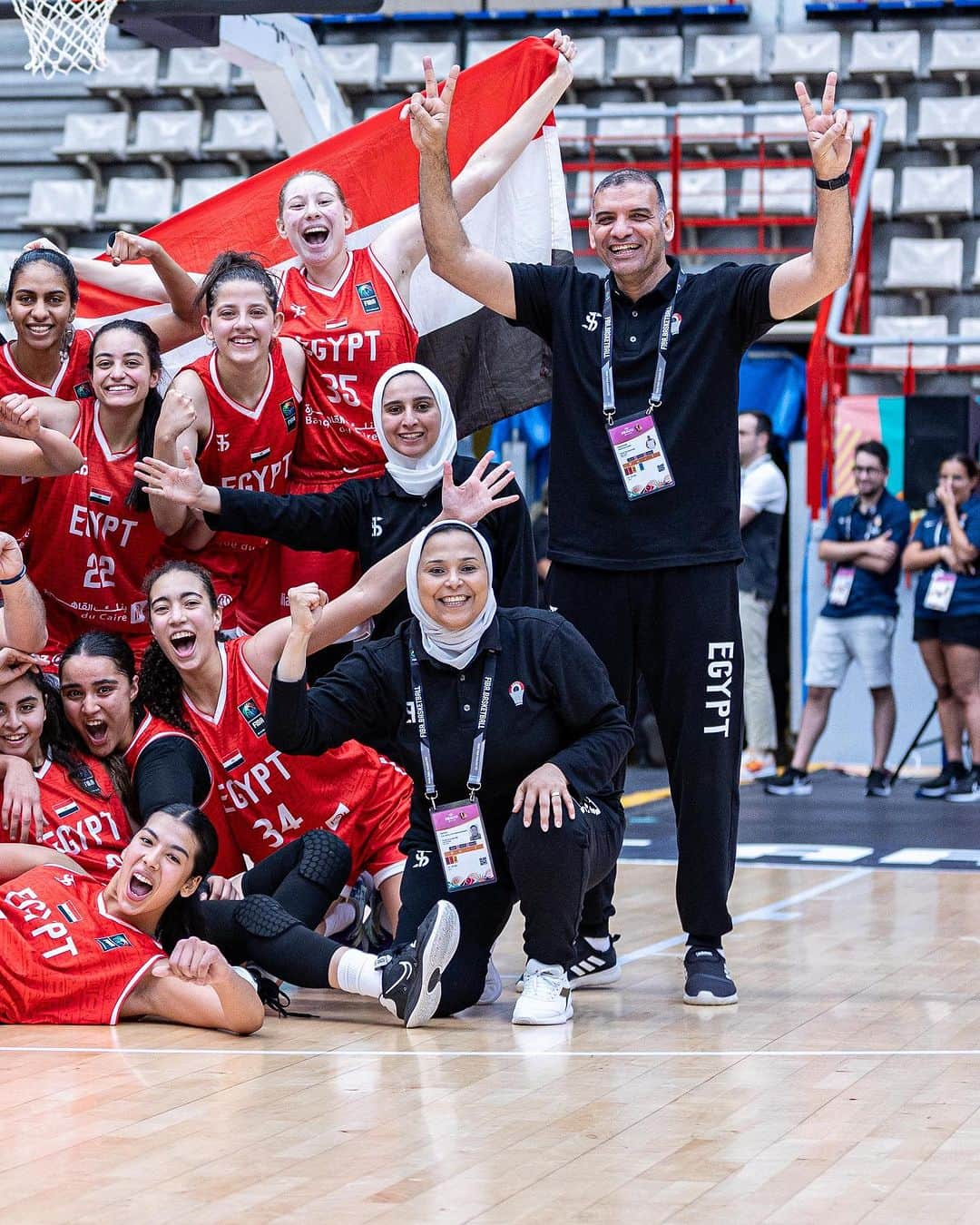 FIBAさんのインスタグラム写真 - (FIBAInstagram)「One of the greatest comebacks ever 🔥🤯  #FIBAU19 x @NextGenHoops」7月17日 21時52分 - fiba