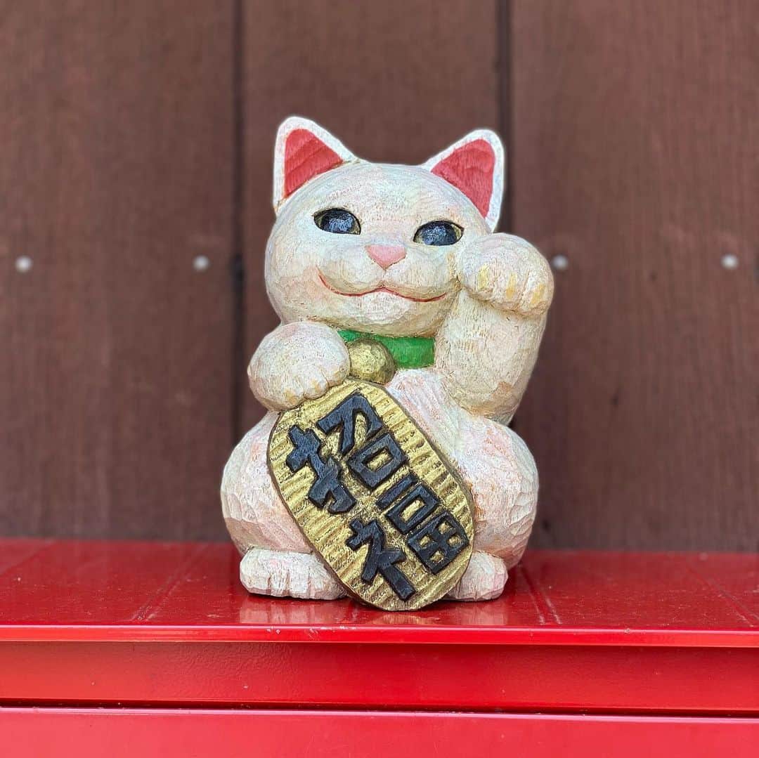 花房さくらさんのインスタグラム写真 - (花房さくらInstagram)「なんの捻りもないですが、招き猫です。 このフォルム、見た目だけじゃなく、やっぱり作っても気持ちがいい。  左手は「人を招く」と言われますが、この猫もきっと良縁を引き寄せてくれるでしょう。  #招き猫 #木彫  #猫は時として旅をする  #cat #sculpture #hanafusasakura」7月17日 21時53分 - sakura_hanafusa
