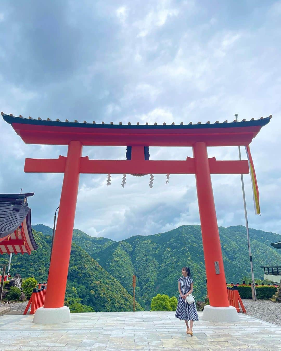 須田亜香里さんのインスタグラム写真 - (須田亜香里Instagram)「世界遺産の熊野古道、熊野那智大社、那智の滝…何もかもが大きかった⛩️✨  日本一大きなおみくじの結果は動画でぜひ🤭 ストーリーズのハイライトにリンクあります！ サイン入りグッズ当たります🎁 #てくてく南紀 #JR東海 #JRで南紀へ #特急南紀 #HC85系 #熊野古道 #熊野那智大社 #那智の滝」7月17日 21時53分 - akarisuda