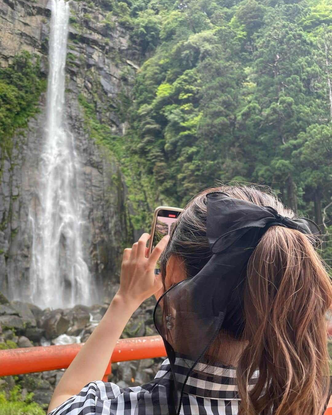 須田亜香里さんのインスタグラム写真 - (須田亜香里Instagram)「世界遺産の熊野古道、熊野那智大社、那智の滝…何もかもが大きかった⛩️✨  日本一大きなおみくじの結果は動画でぜひ🤭 ストーリーズのハイライトにリンクあります！ サイン入りグッズ当たります🎁 #てくてく南紀 #JR東海 #JRで南紀へ #特急南紀 #HC85系 #熊野古道 #熊野那智大社 #那智の滝」7月17日 21時53分 - akarisuda