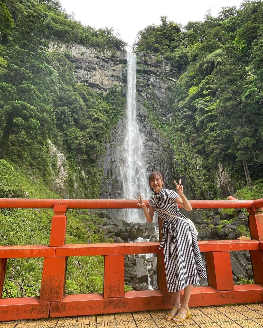 須田亜香里さんのインスタグラム写真 - (須田亜香里Instagram)「世界遺産の熊野古道、熊野那智大社、那智の滝…何もかもが大きかった⛩️✨  日本一大きなおみくじの結果は動画でぜひ🤭 ストーリーズのハイライトにリンクあります！ サイン入りグッズ当たります🎁 #てくてく南紀 #JR東海 #JRで南紀へ #特急南紀 #HC85系 #熊野古道 #熊野那智大社 #那智の滝」7月17日 21時53分 - akarisuda