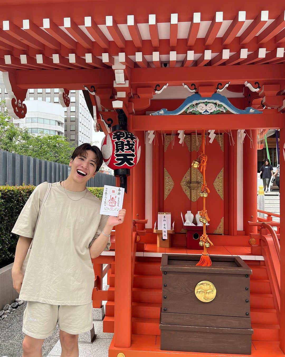 松岡卓弥のインスタグラム：「ちょっと前に大切な日があり、 芸能神社に行ってきました✨☺️ 何でも気の持ちようということで 行ってから少し自信を持つことが できました😚🥰❣️  これからも自分らしく 頑張ります😚💫  しかし、最近異常中暑くない？🥵 みんな熱中症とか気をつけてね！😭  #松岡卓弥#芸能神社#水天宮#暑い#ちゃっかり#unveil#セットアップ#着用」