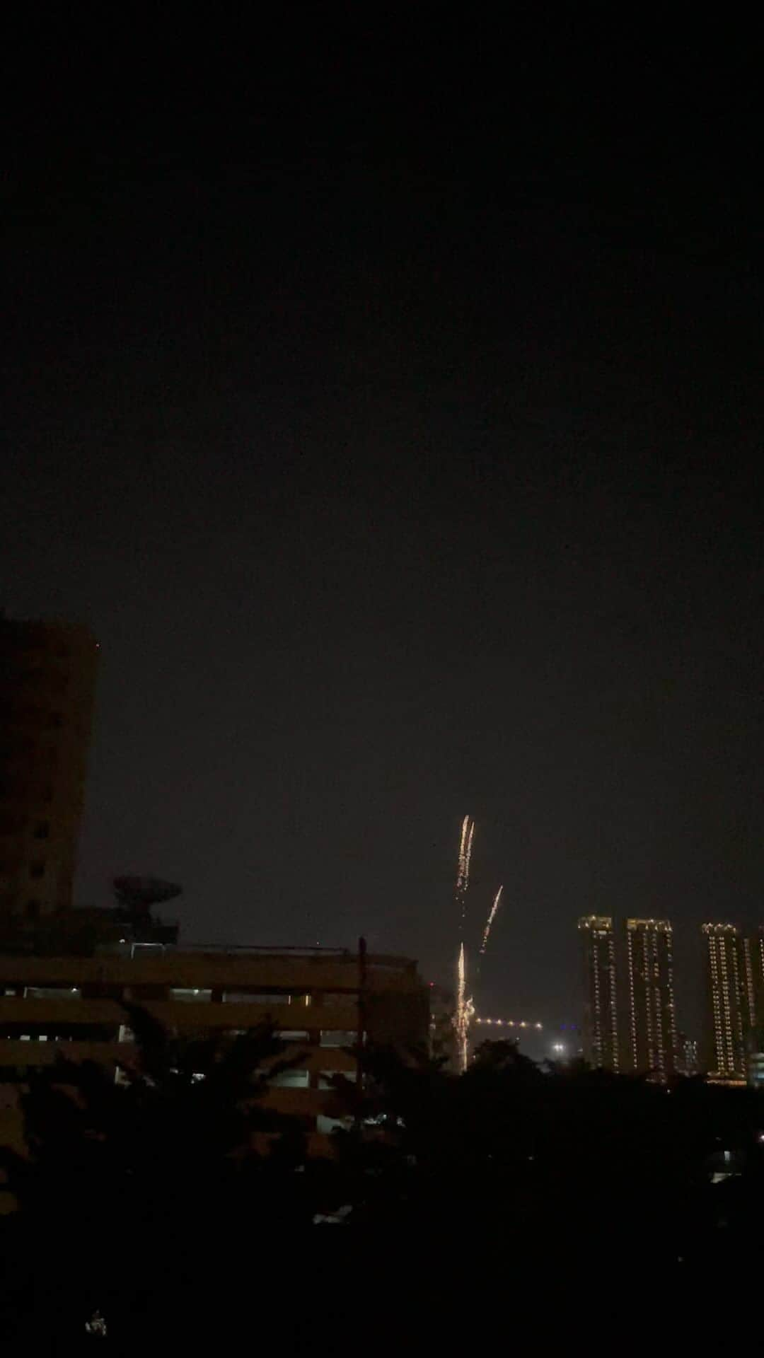 尚玄のインスタグラム：「I feel extremely welcome! ジャカルタの夜空になぜか突然花火が。  #Fireworks #Indonesia #Jakarta #花火」