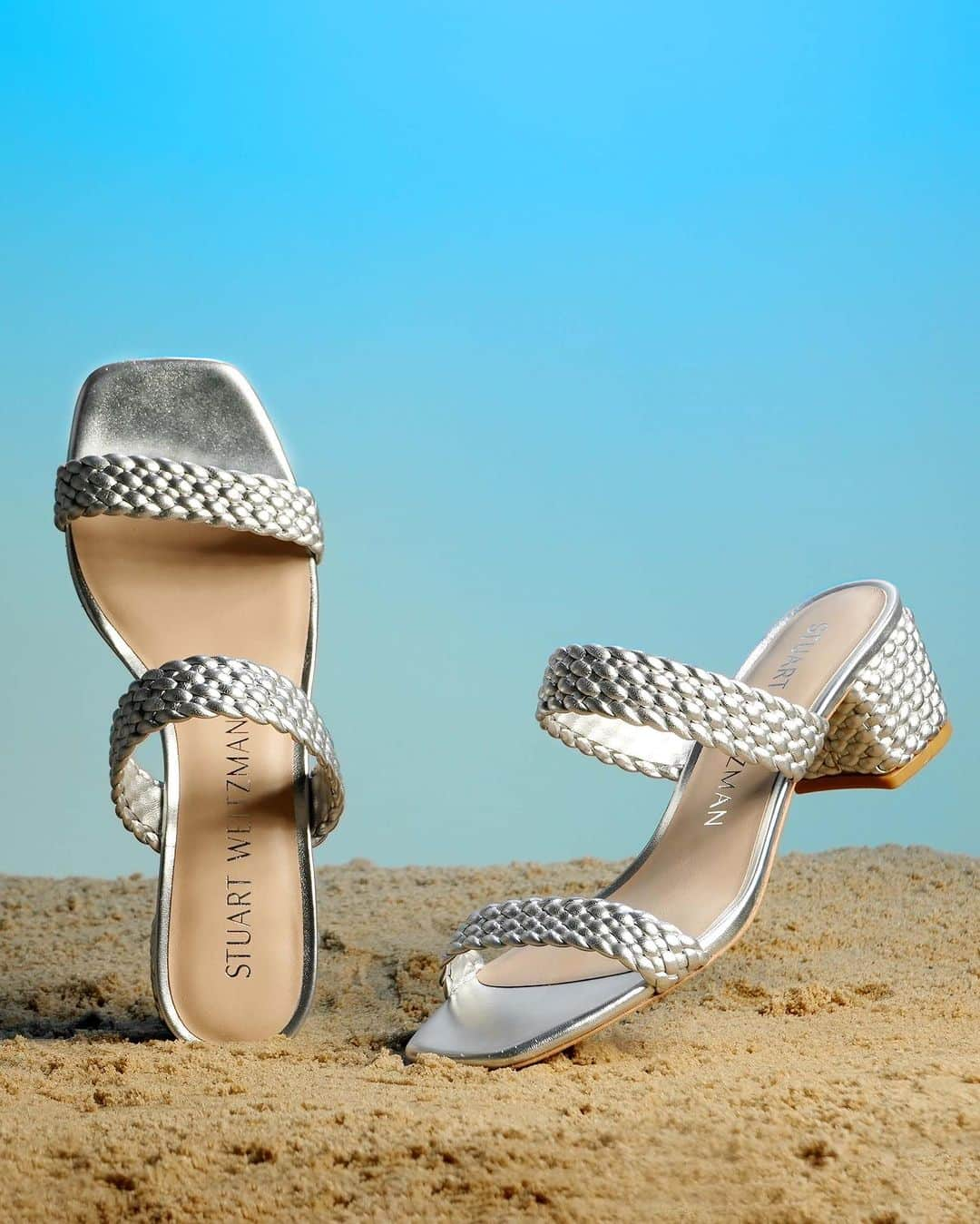 スチュアートワイツマンのインスタグラム：「For your vacay checklist: The ALEENA WAIKIKI 50 BLOCK SLIDE. Artisanal woven leather accents and a comfortable block heel make this silhouette the ultimate getaway sandal. Now on stuartweitzman.com.​  #StuartWeitzman #WAIKIKI」