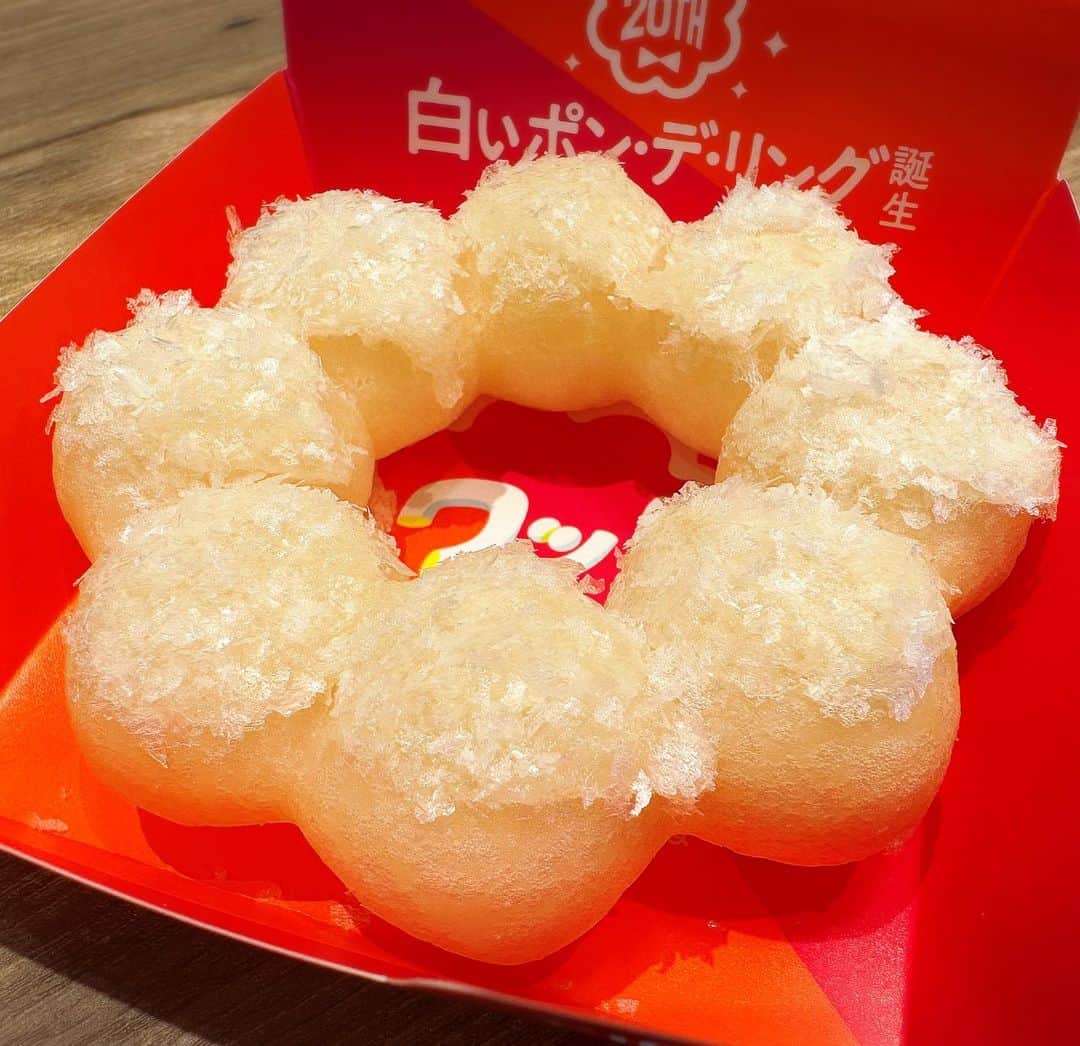 とぎもちさんのインスタグラム写真 - (とぎもちInstagram)「. 【ミスド 🇯🇵 일본 미스터 도넛】  日本のミスドの 今出てる新商品 白いポンデリング😍🍩  ちぎろうとしたらめっちゃ伸びる🫣💓  オリジナル、みたらし、 白あん、カスターアーモンド！  私は白あん食べてみた💕  上に白あんとキラキラのってて 生地もちもち美味しかった🥺💓  #ミスド #ミスタードーナツ #白いポンデリング #ポンデリング #ミスド新作 #ミスド高松 #ゆめタウン高松 #미스터도넛 #일본 #도넛 #とぎもちミスド #とぎもちミスタードーナツ #とぎもちミスド #とぎもち白いポンデリング #とぎもちドーナツ」7月17日 21時55分 - togistagram