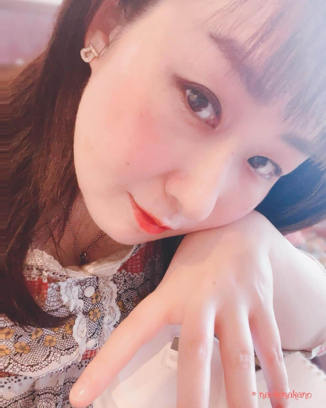 中野菜保子さんのインスタグラム写真 - (中野菜保子Instagram)「. 「アイデアが生まれるトキとは📱今週のコラム」 . 写真🍎🍎🍎🍎🍎🍎枚 5:恒例の 6:コラムヴィジュアル . ご機嫌いかがですか？（≧∇≦）？ 中野はバタバタしています←  アンケート 解答ありがとうございました😊 DM含め参考にいたします！！  今日は38度前後で 全国的に猛暑でしたね❄️  みんな大丈夫でしたか？？  喉が渇く前に スポーツドリンクなど飲んで下さいね . . 今週は 中野コラムの配信があるんです🎶　  7月のテーマは 「アイデアが生まれるトキとは」  よく聴かれる質問ですw  日本が誇るアノ文化が なぜこんなに盛んなのか  皮肉な理由があるのでは。。。  これを知れば SNS等でヒトを攻撃しなくなる、かな？w . . ワタシは悩み事など含め ヒトに重要なコトをほぼ話しません🙃  勝手に他人に喋るヒトがいると 尾ひれ・ハヒレがつくからね。 余計にややこしくなる。  他にも理由はあるけれど  ともかく真意や真実は 本人にしかわからないもの  そんな意味も含めたお話。  配信をお楽しみに🍀🍀🍀 . . コラムは初月無料！！！  読む方はハイライトから、もしくは 「中野菜保子 コラム」で検索！！  ※バックナンバーも ワタシのハイライトから  悪口が言いたくなったら 友人にぶちまけるか 誰にも目につかない日記を つけるといいですよね🍓☺️  エネルギーは上手に使いたい。 🍓 🍓 🍓 #コラム配信 #やさしくふまれたい #バンタム級 #アイデアを生む  #創造力 #プラスのエネルギー #役に立つ話 #初月無料 #舞台制作 #限定写真販売中 #コラムニスト #中野菜保子  #俳優 #脚本家 #演出家 #actor  #actress #singergirls #director #playwright  #scriptwriter #hollywoodstars #moviestars @syanhaijitensya」7月17日 22時00分 - naokonakano8319