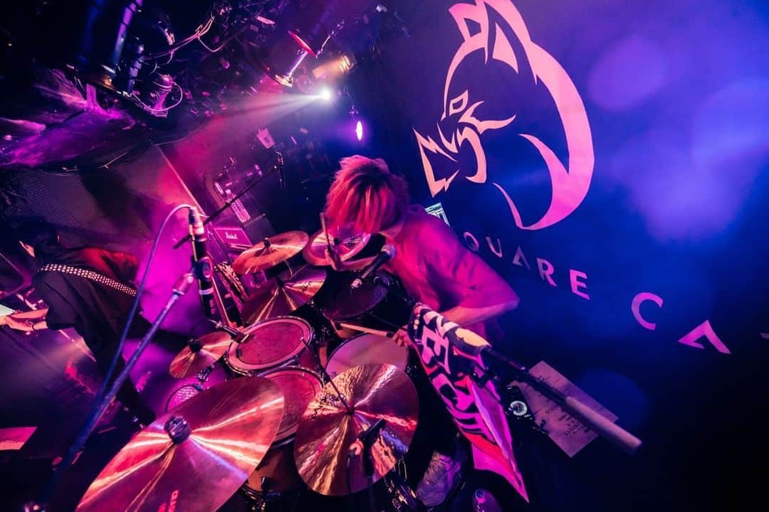 Hasshi（はっしー）さんのインスタグラム写真 - (Hasshi（はっしー）Instagram)「2023.7.8 渋谷 CLUB CRAWL 2部制ワンマン「表裏一体」  新しい試みで楽しかった！ ありがとうございました🤘  Photo @al1ce_key   #voisquarecat #ぼいすく #drums #drum #drummer #rock #ドラムス #ドラマー #ドラム #ドラム男子 #ロックドラマー #sakae #sakaedrums #sakaeosakaheritage #paiste #🥁 #邦楽ロック #邦ロック #ロックバンド #ライブバンド #fashion #ライブ写真 #photo #livephoto」7月17日 22時00分 - hasshi_vsc